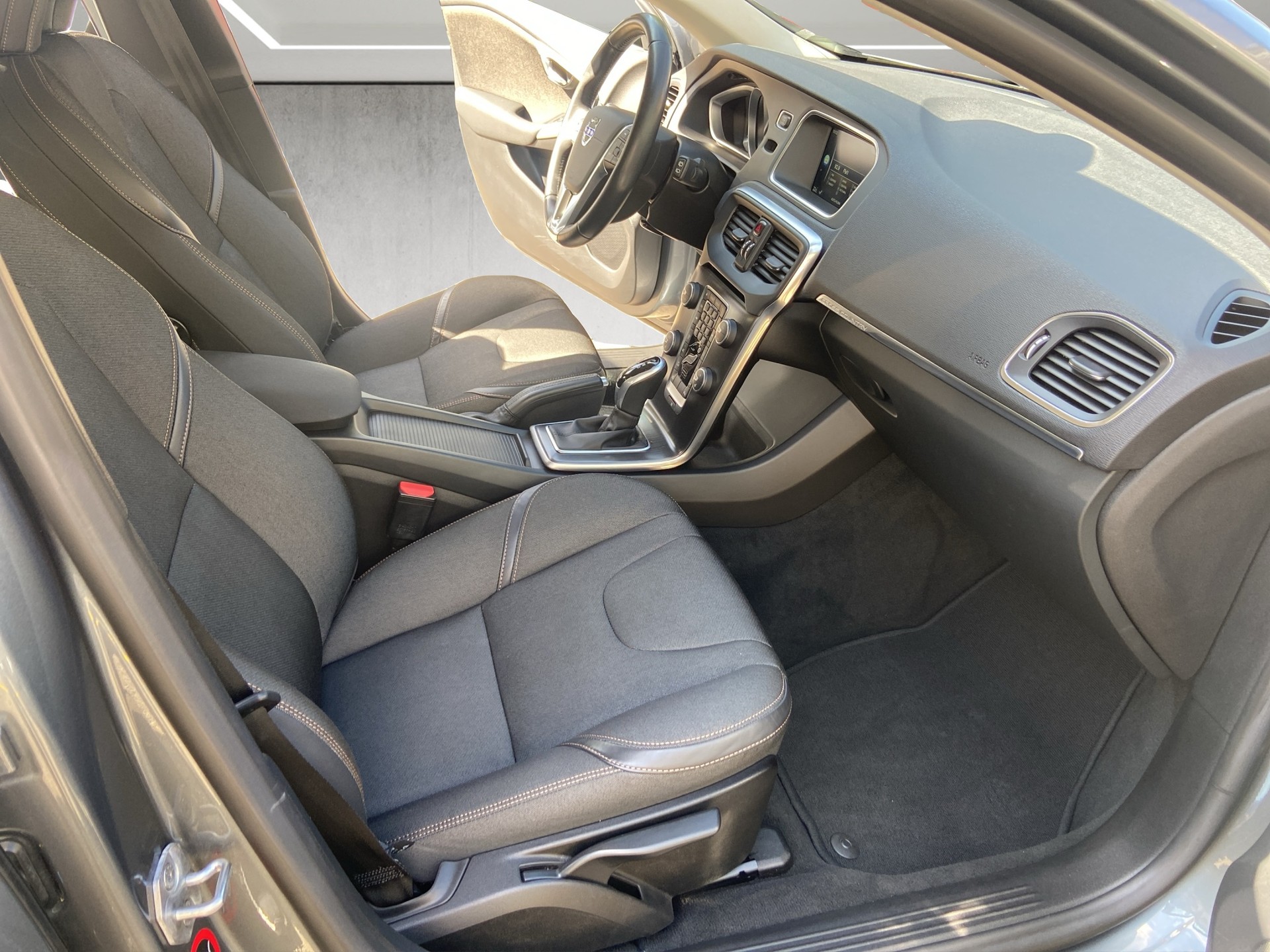 VOLVO V40 Cross Country T4 2.0 AWD Momentum Geartronic-image-10