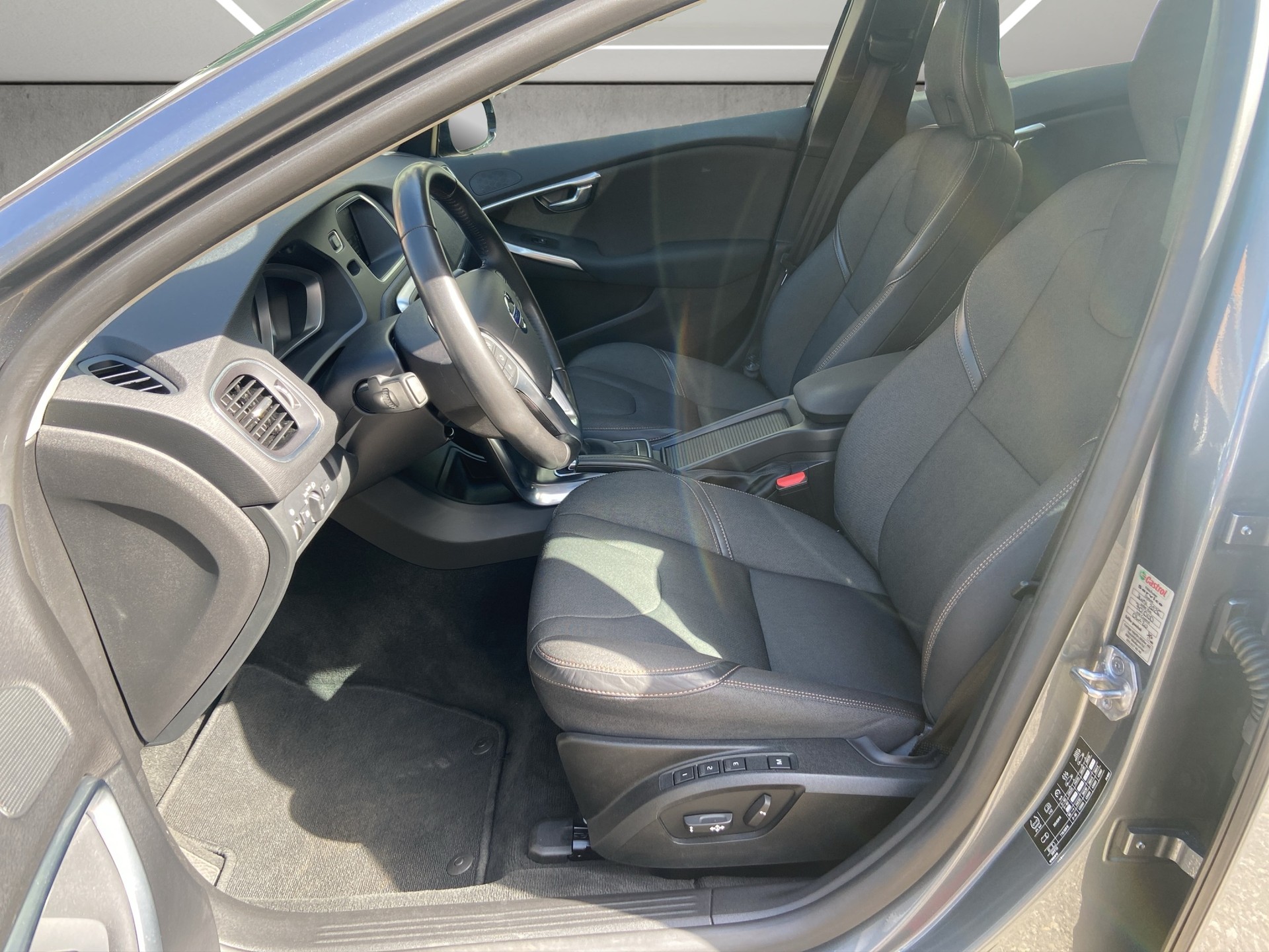 VOLVO V40 Cross Country T4 2.0 AWD Momentum Geartronic-image-11