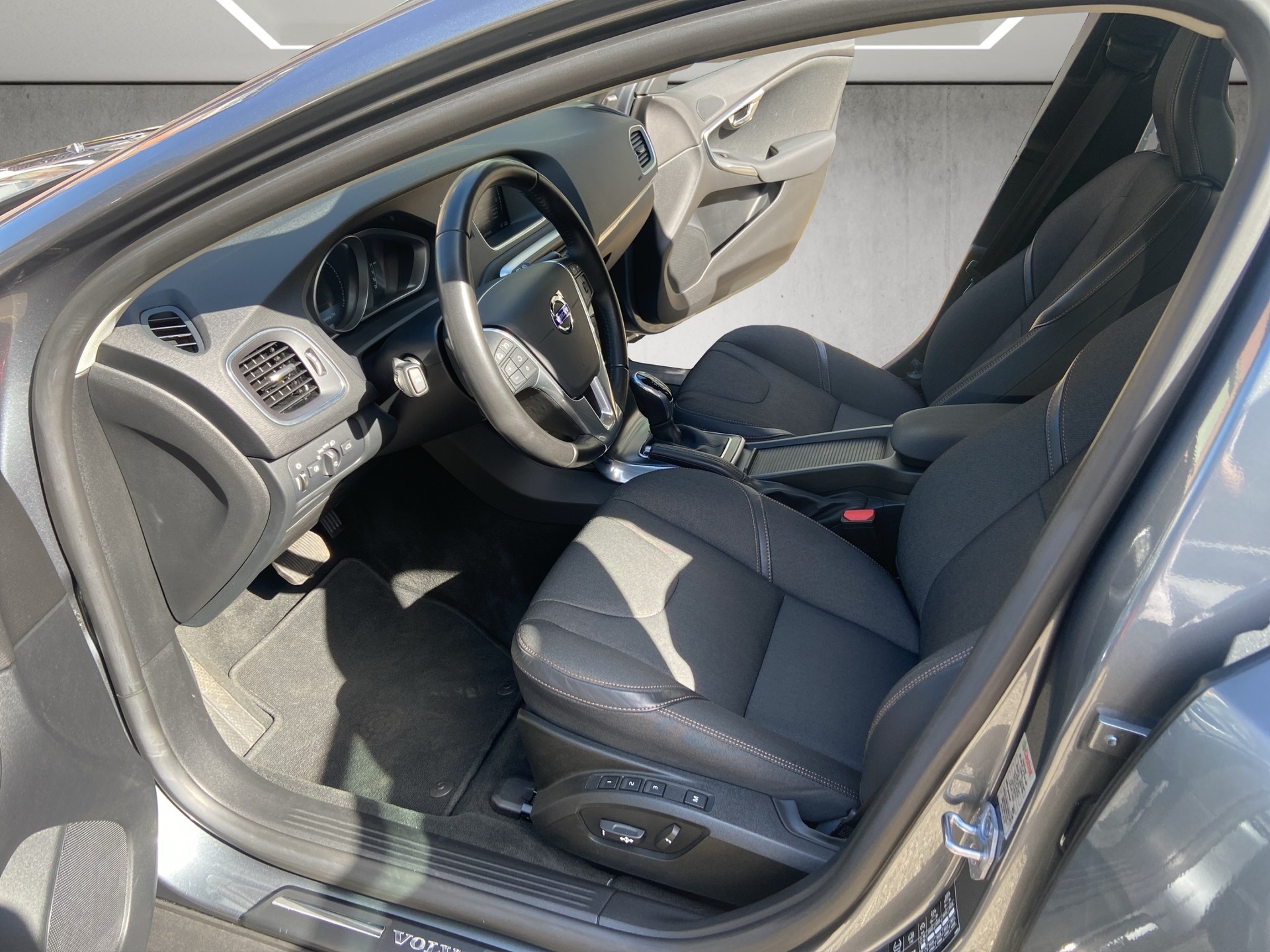 VOLVO V40 Cross Country T4 2.0 AWD Momentum Geartronic-image-6
