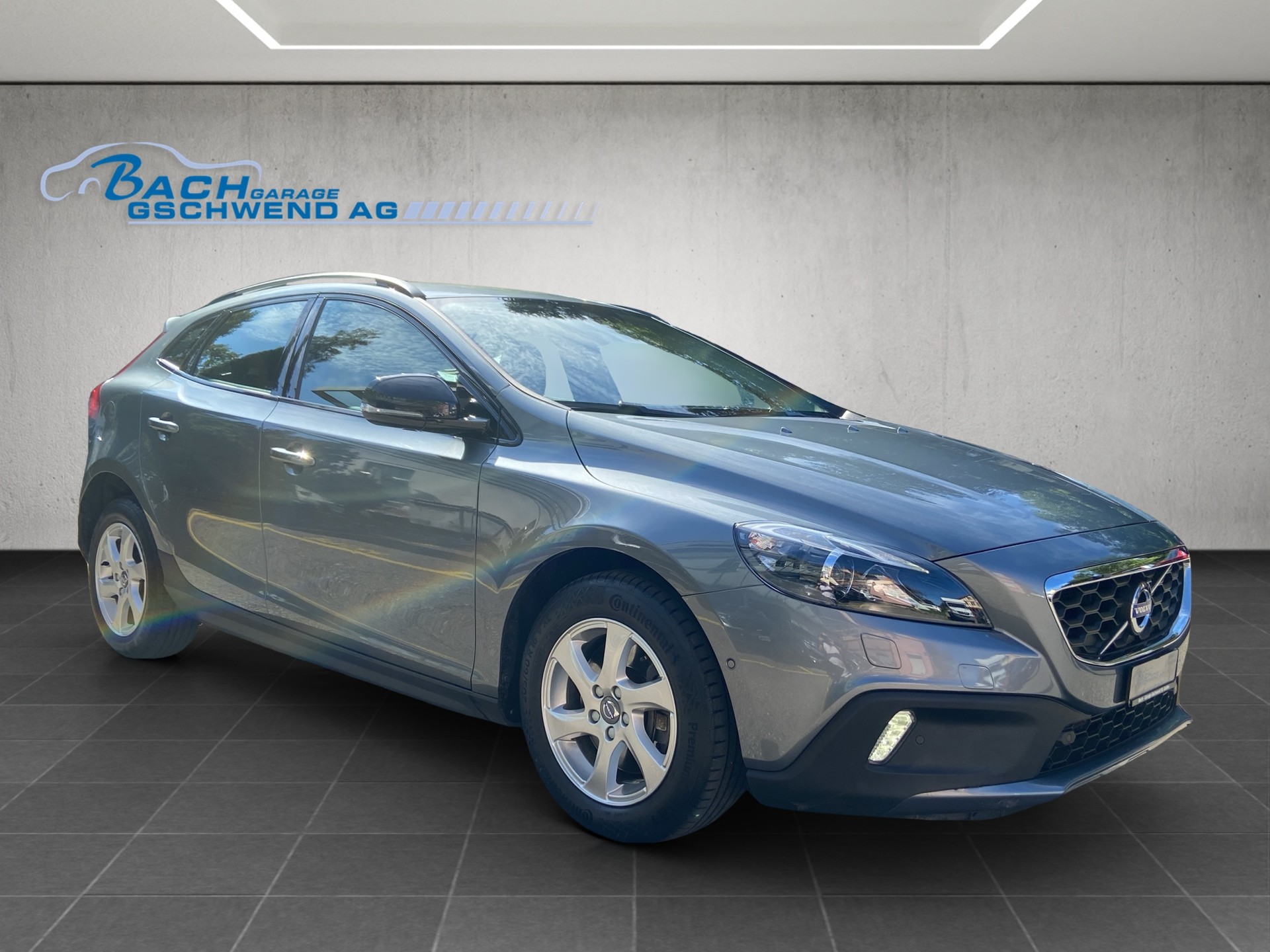 VOLVO V40 Cross Country T4 2.0 AWD Momentum Geartronic-image-1