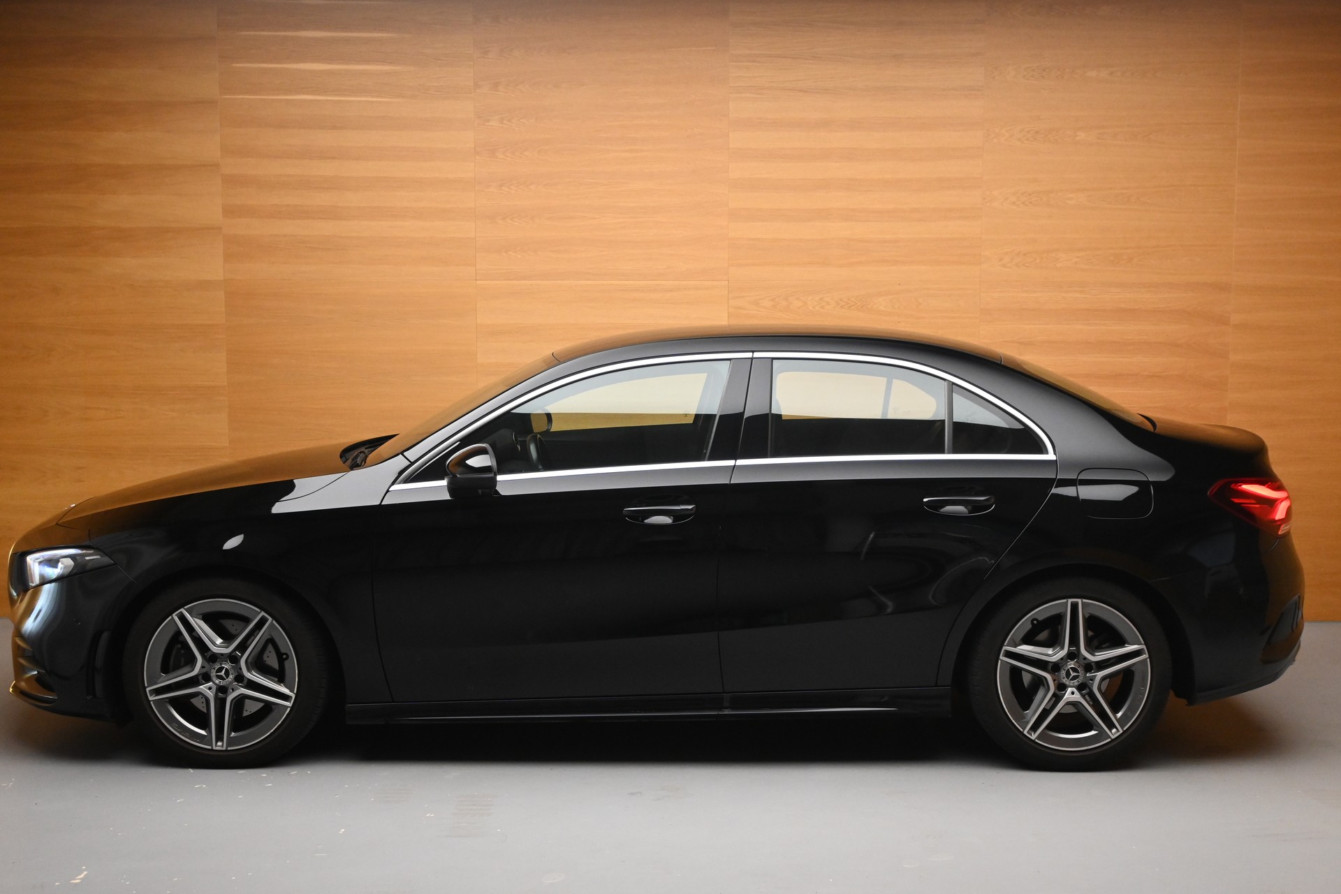 MERCEDES-BENZ A 220 AMG Line 7G-DCT 4Matic Limousine-image-3