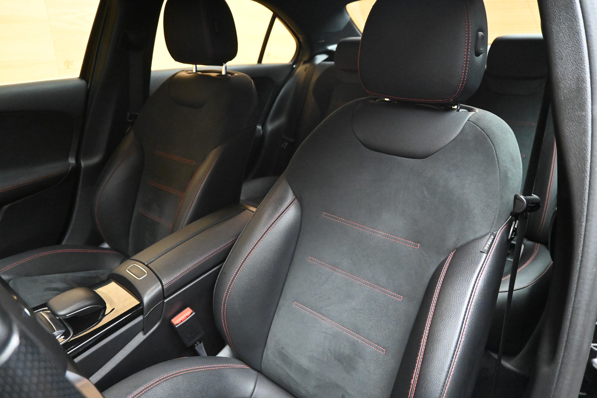 MERCEDES-BENZ A 220 AMG Line 7G-DCT 4Matic Limousine-image-5