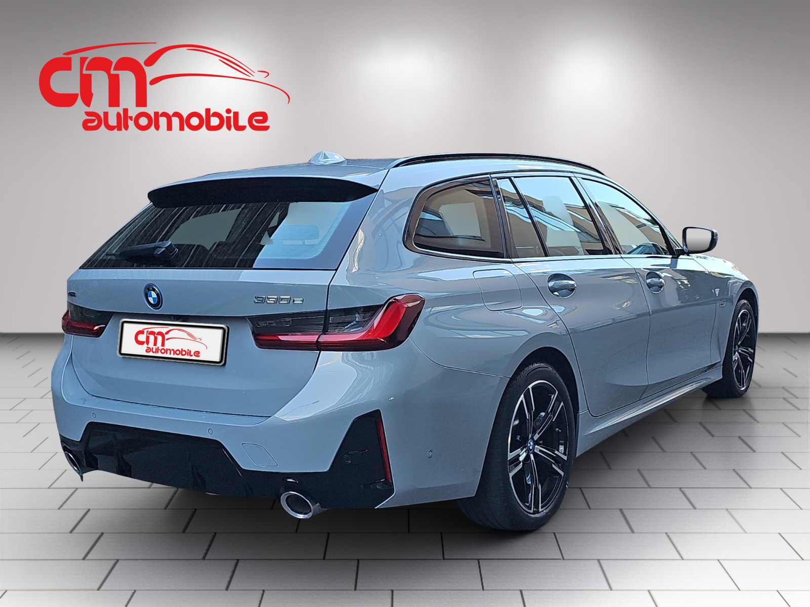 BMW 330e x DriveTouring Steptronic M Sport-image-2
