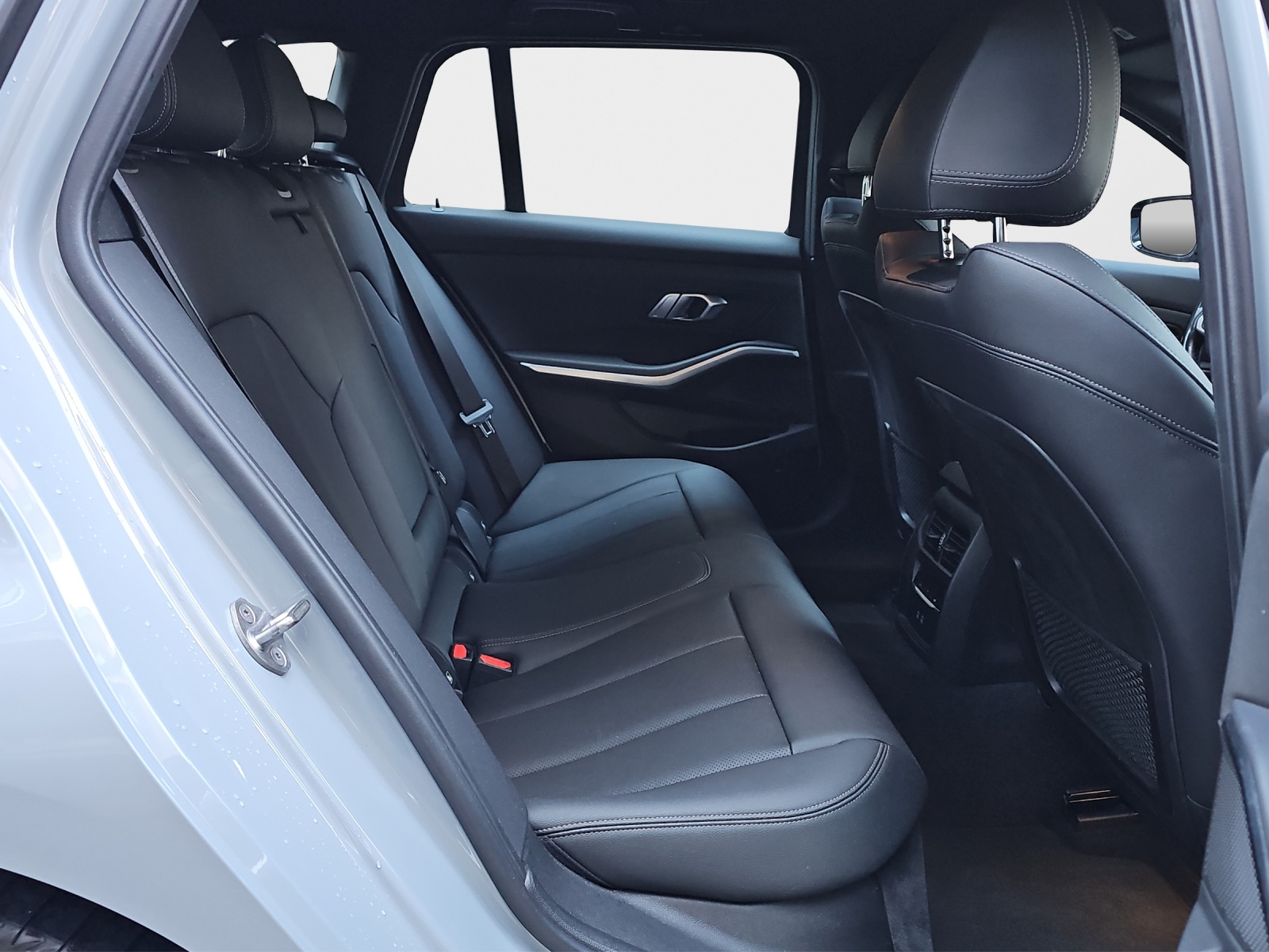 BMW 330e x DriveTouring Steptronic M Sport-image-18