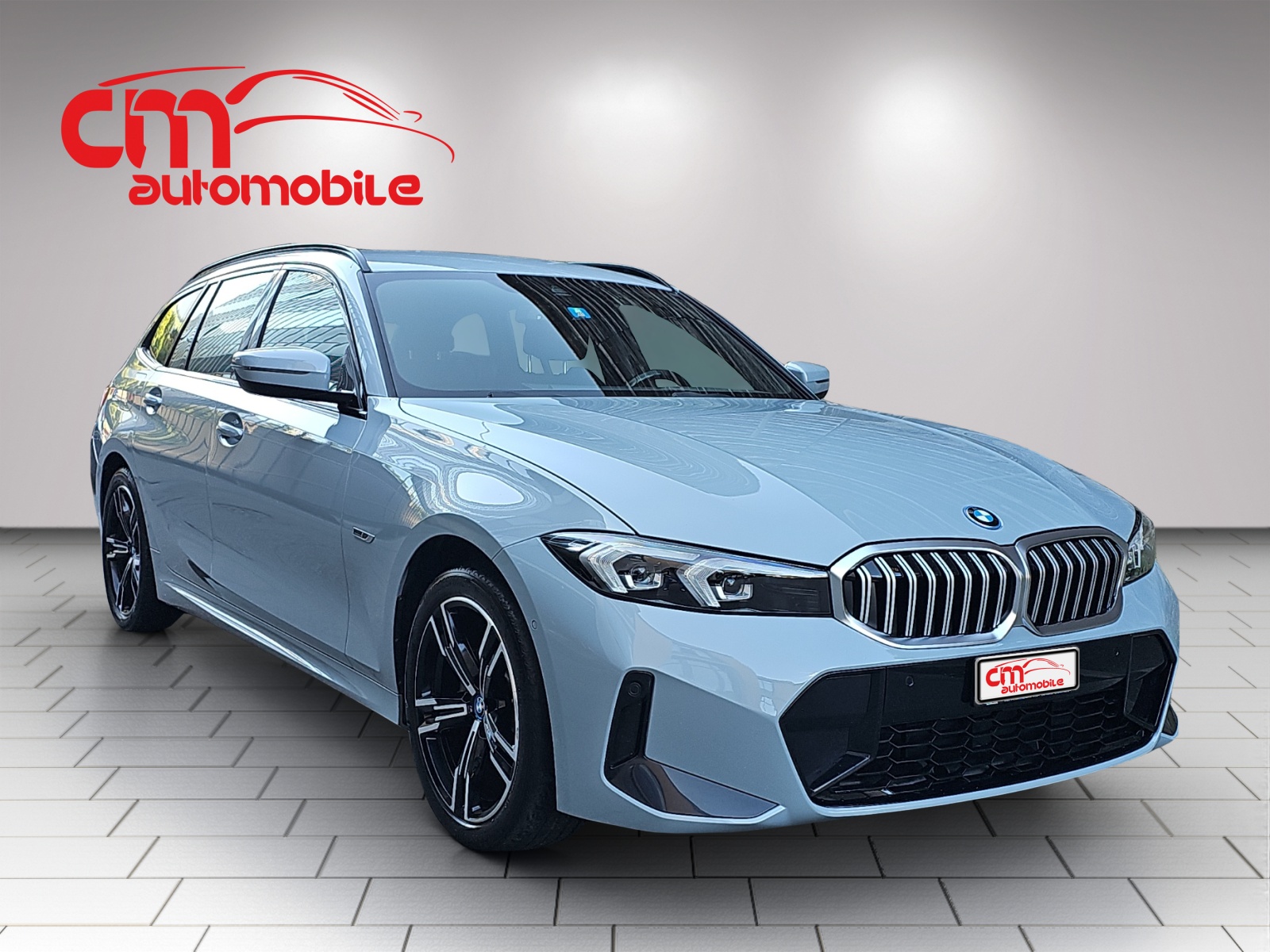 BMW 330e x DriveTouring Steptronic M Sport-image-3