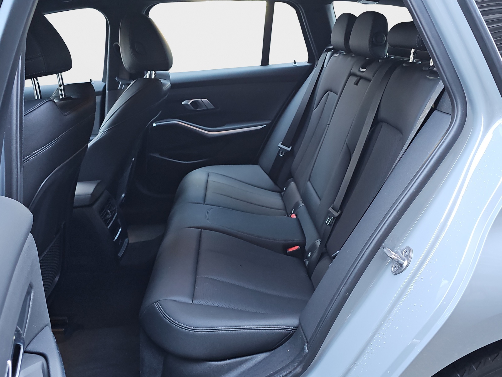 BMW 330e x DriveTouring Steptronic M Sport-image-17