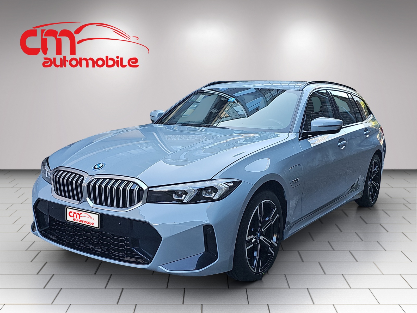 BMW 330e x DriveTouring Steptronic M Sport-image-0
