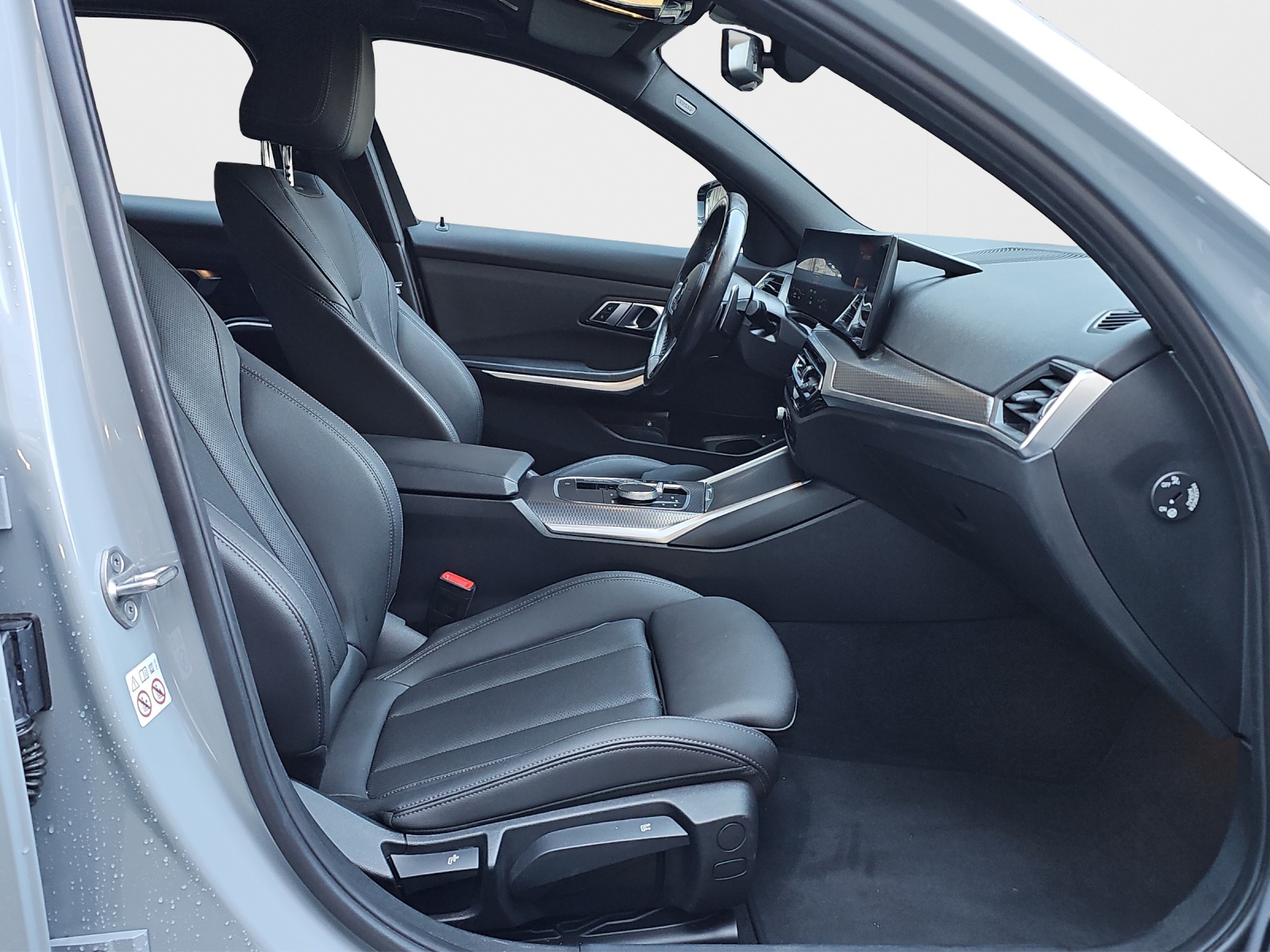 BMW 330e x DriveTouring Steptronic M Sport-image-15