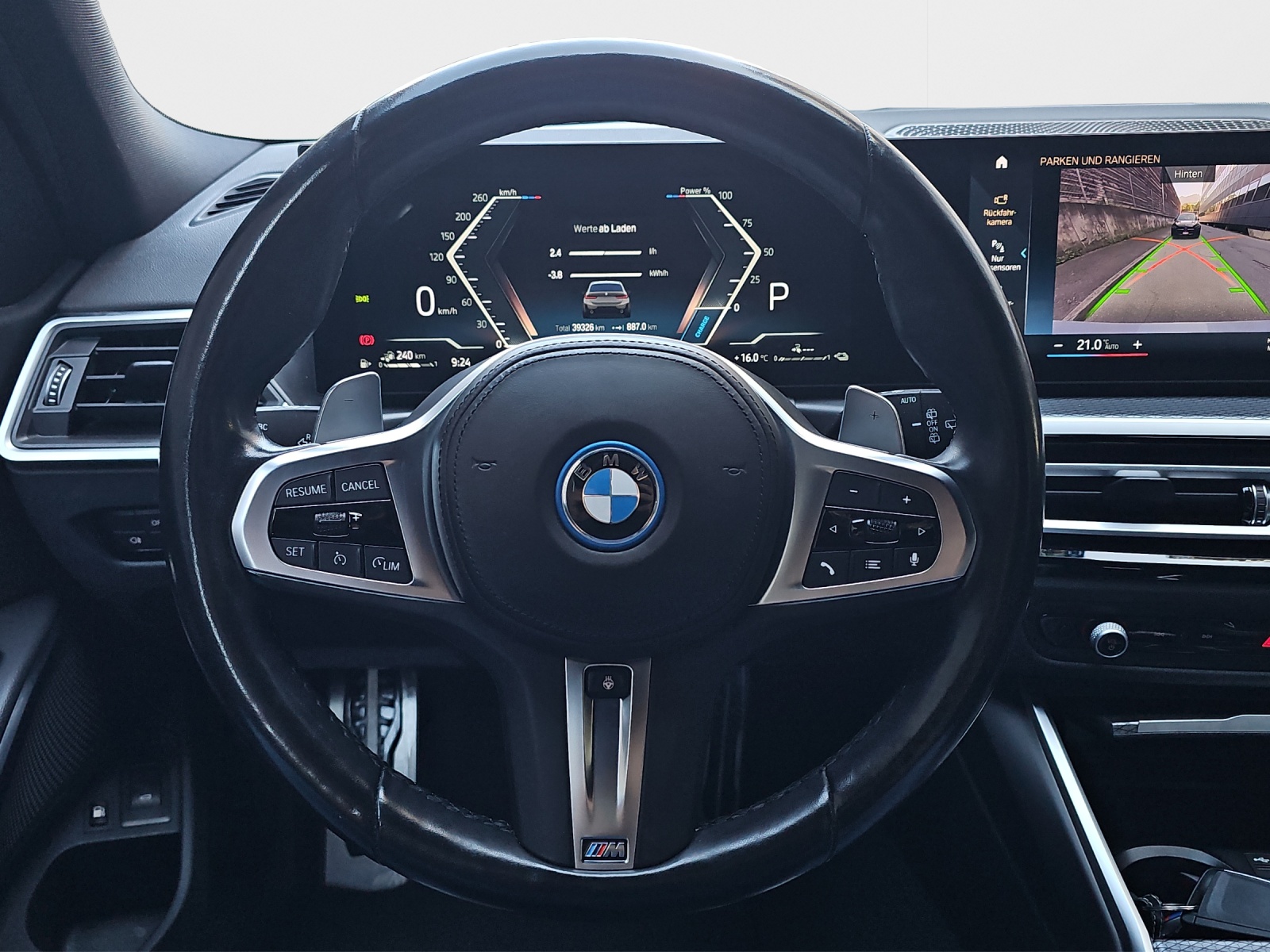 BMW 330e x DriveTouring Steptronic M Sport-image-9
