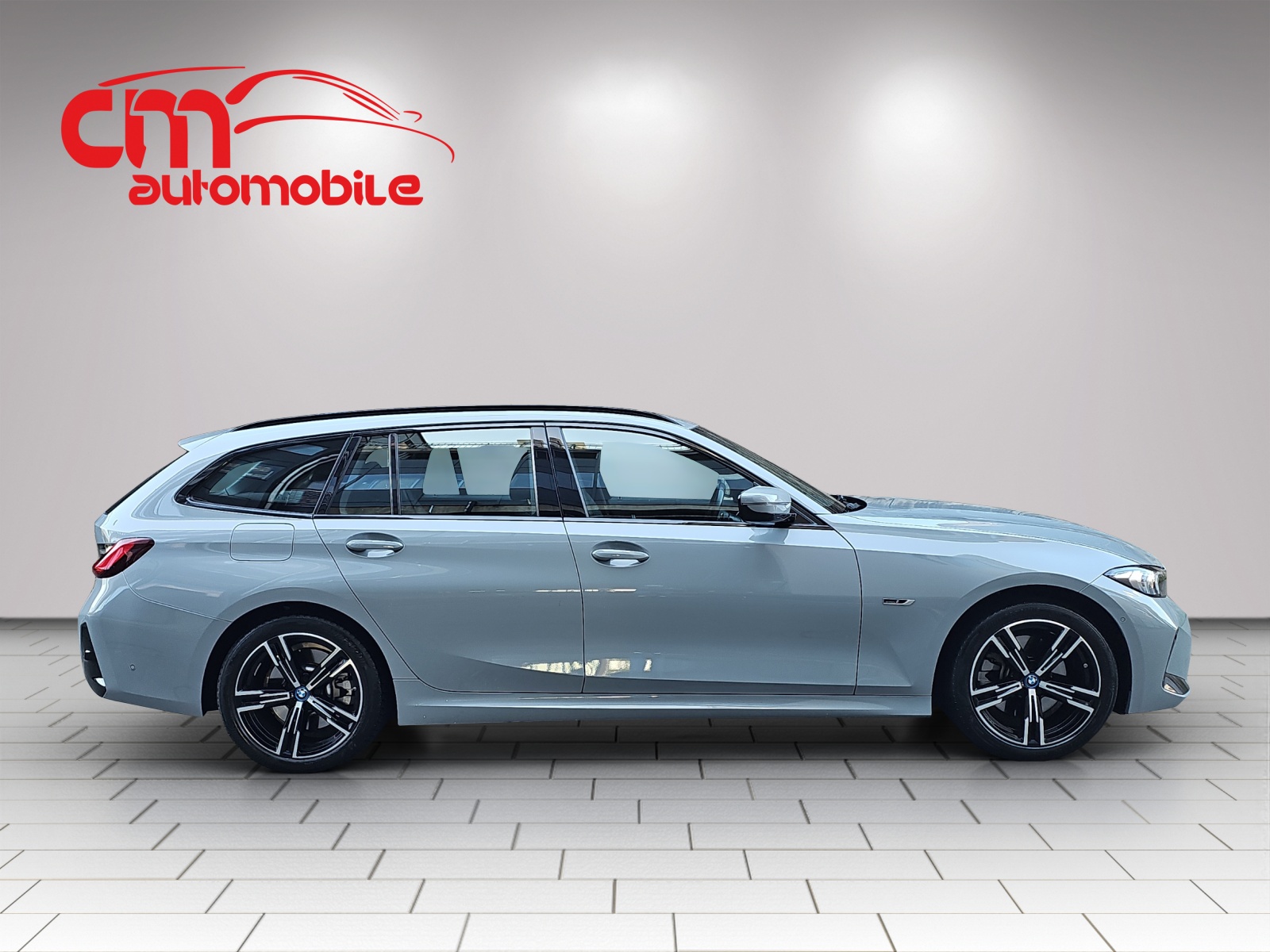 BMW 330e x DriveTouring Steptronic M Sport-image-4