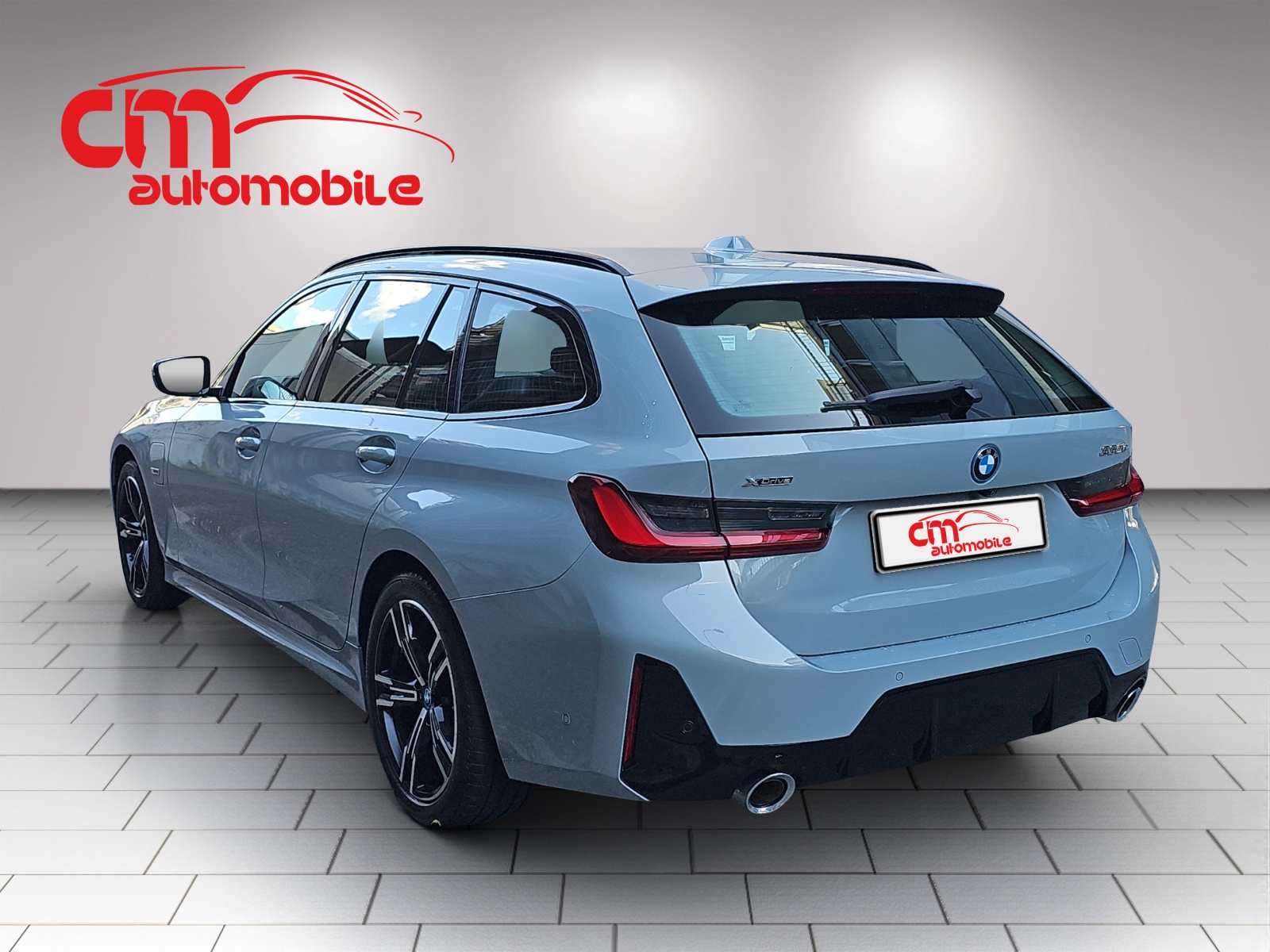 BMW 330e x DriveTouring Steptronic M Sport-image-1