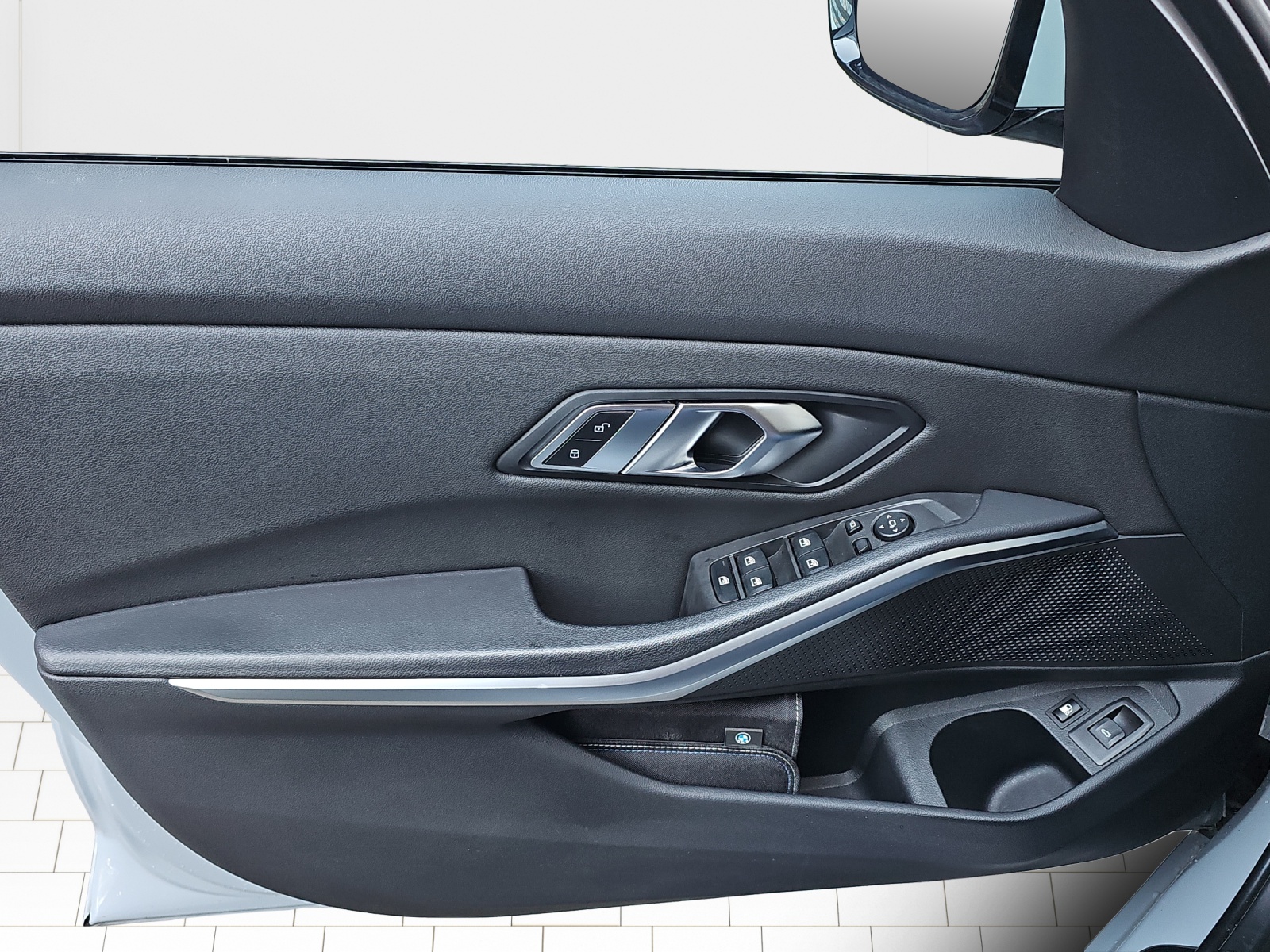 BMW 330e x DriveTouring Steptronic M Sport-image-14