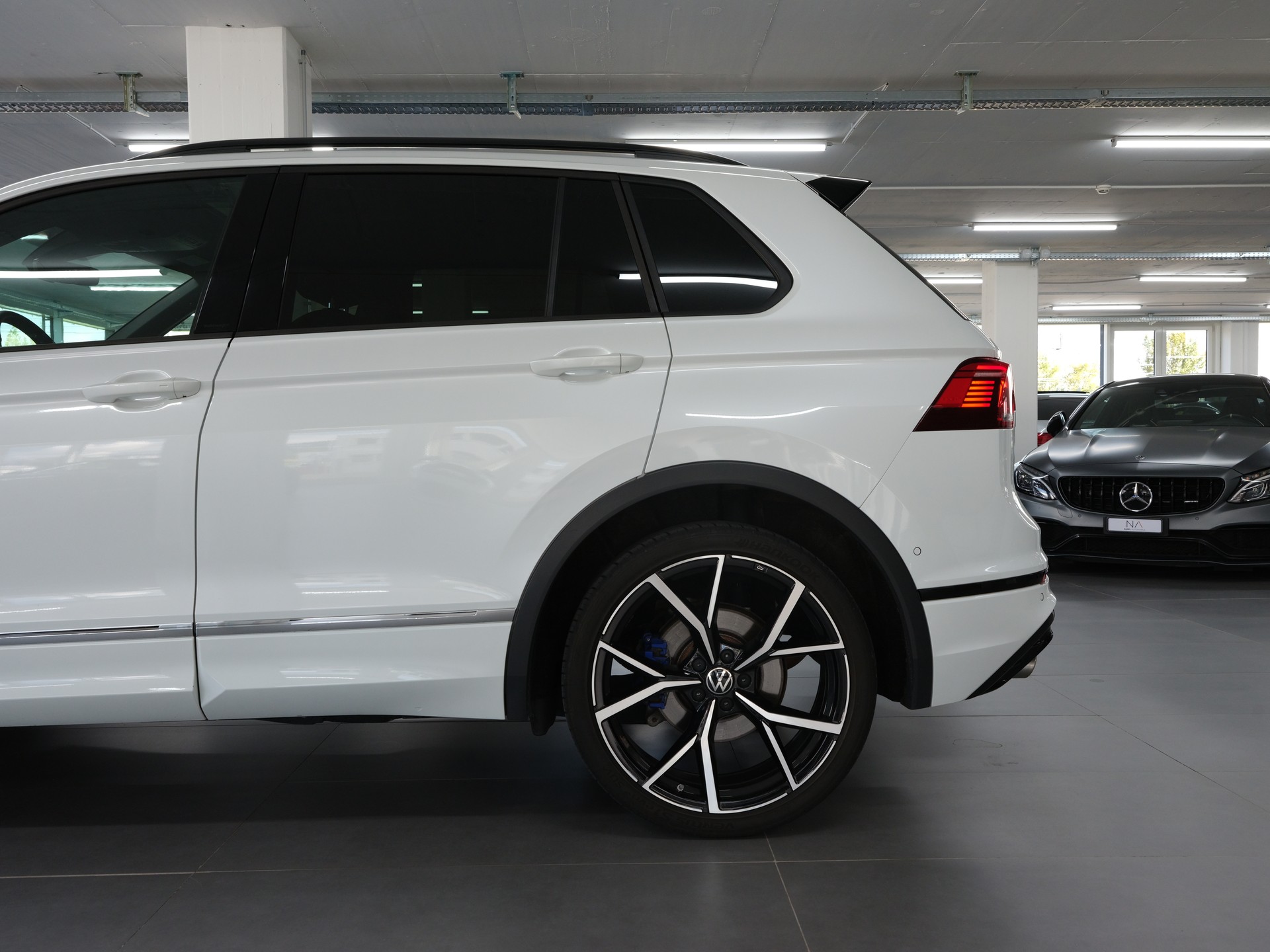 VW Tiguan 2.0TSI R 4Motion DSG *Head Up Display* *Harman & Kardon* *Panorama*-image-15