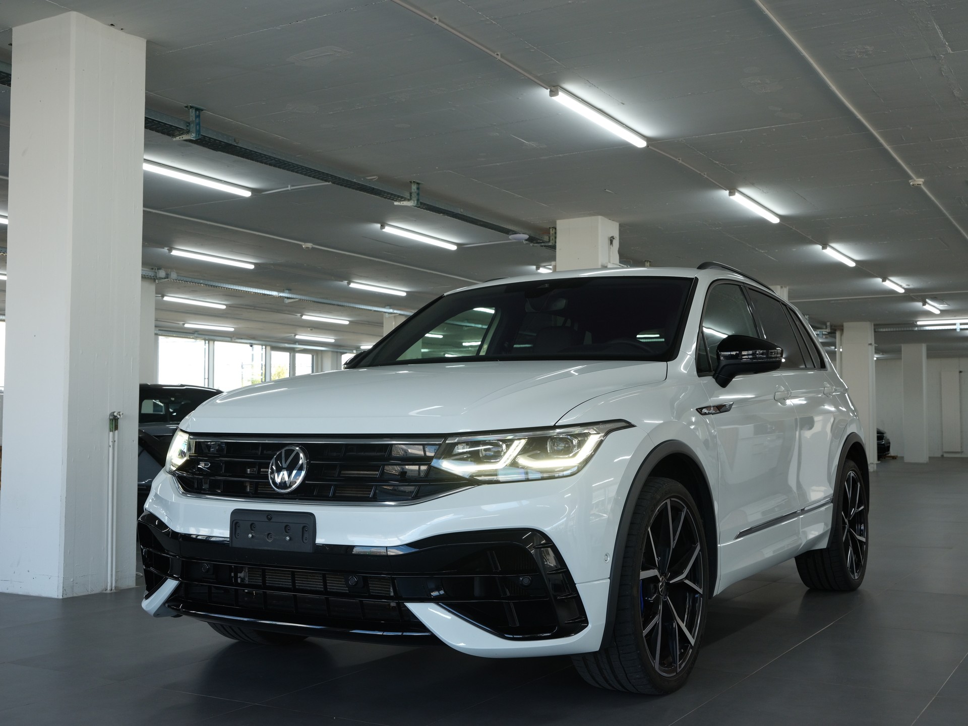 VW Tiguan 2.0TSI R 4Motion DSG *Head Up Display* *Harman & Kardon* *Panorama*-image-7