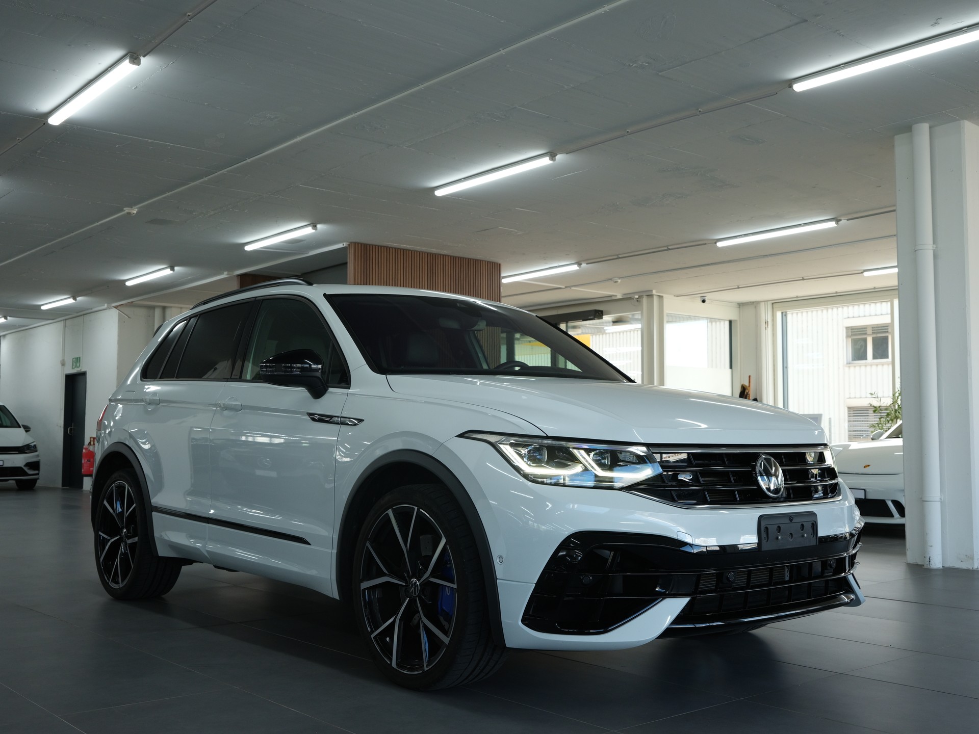 VW Tiguan 2.0TSI R 4Motion DSG *Head Up Display* *Harman & Kardon* *Panorama*-image-1