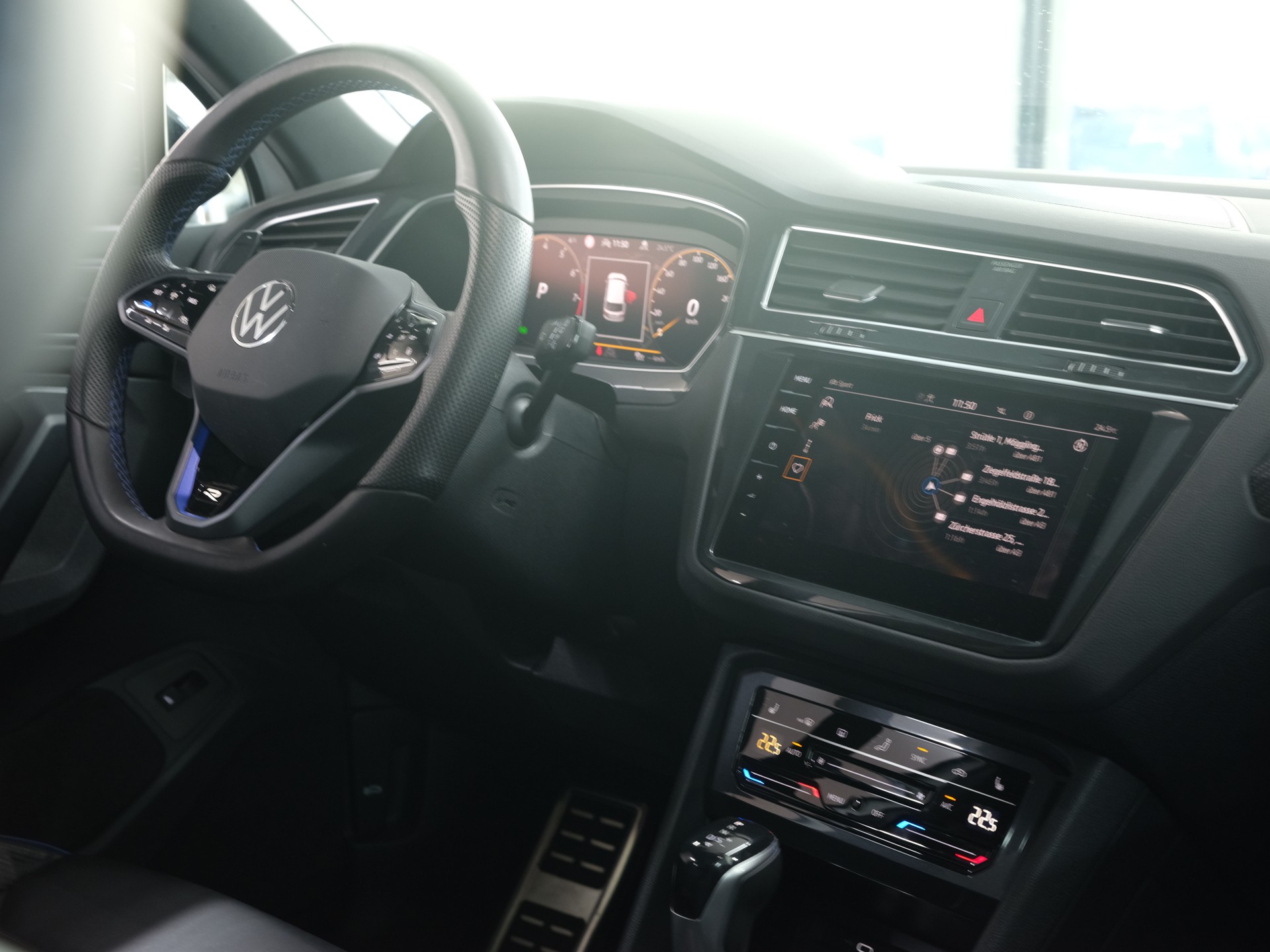 VW Tiguan 2.0TSI R 4Motion DSG *Head Up Display* *Harman & Kardon* *Panorama*-image-26