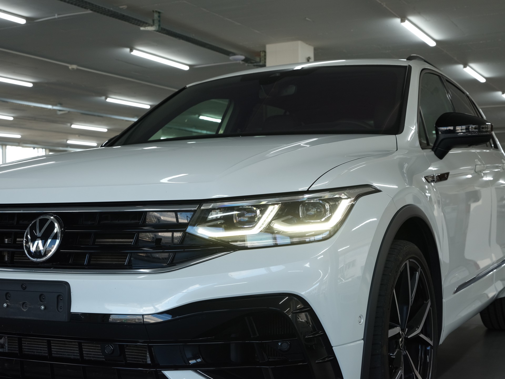 VW Tiguan 2.0TSI R 4Motion DSG *Head Up Display* *Harman & Kardon* *Panorama*-image-10