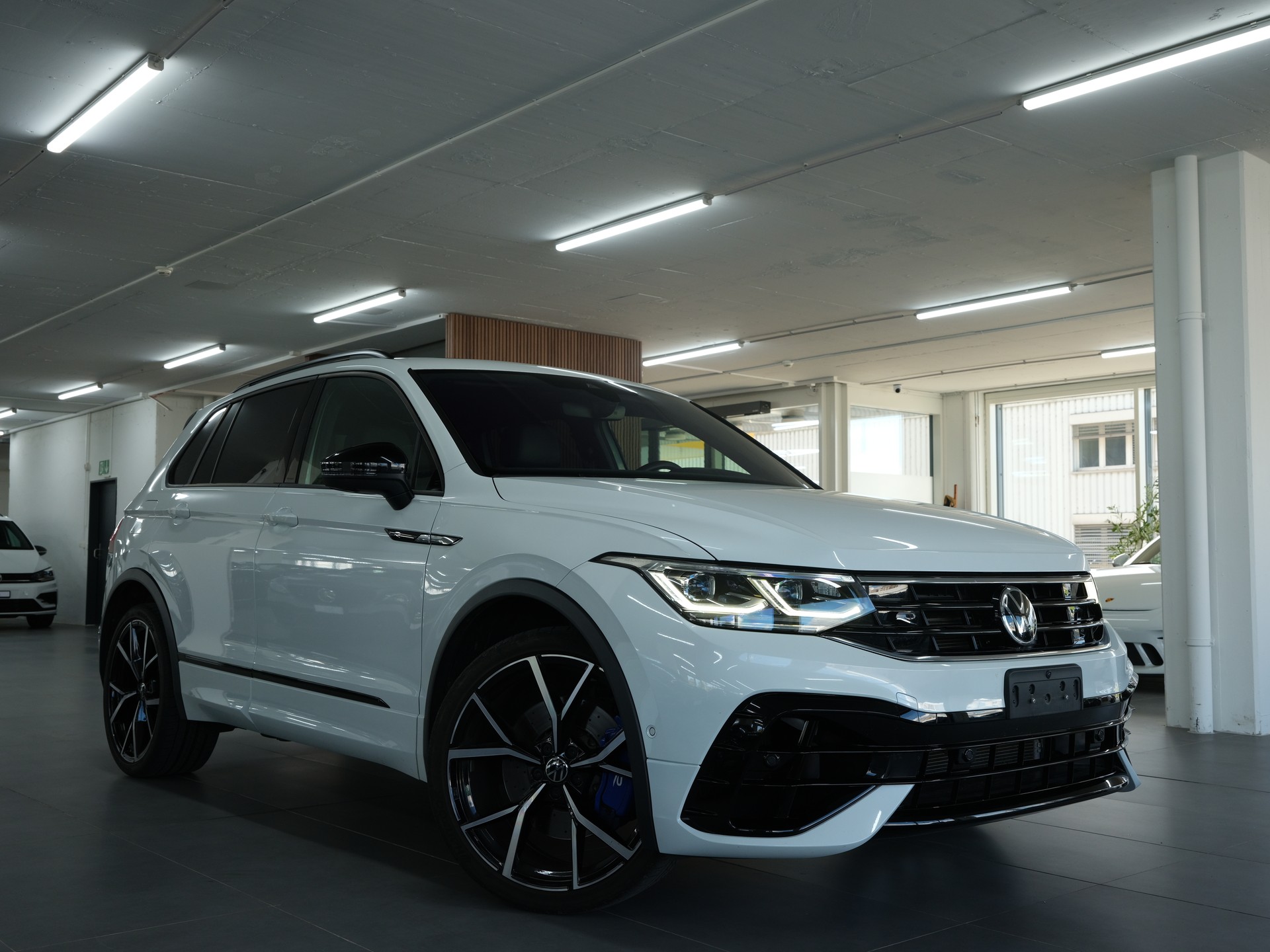 VW Tiguan 2.0TSI R 4Motion DSG *Head Up Display* *Harman & Kardon* *Panorama*-image-0