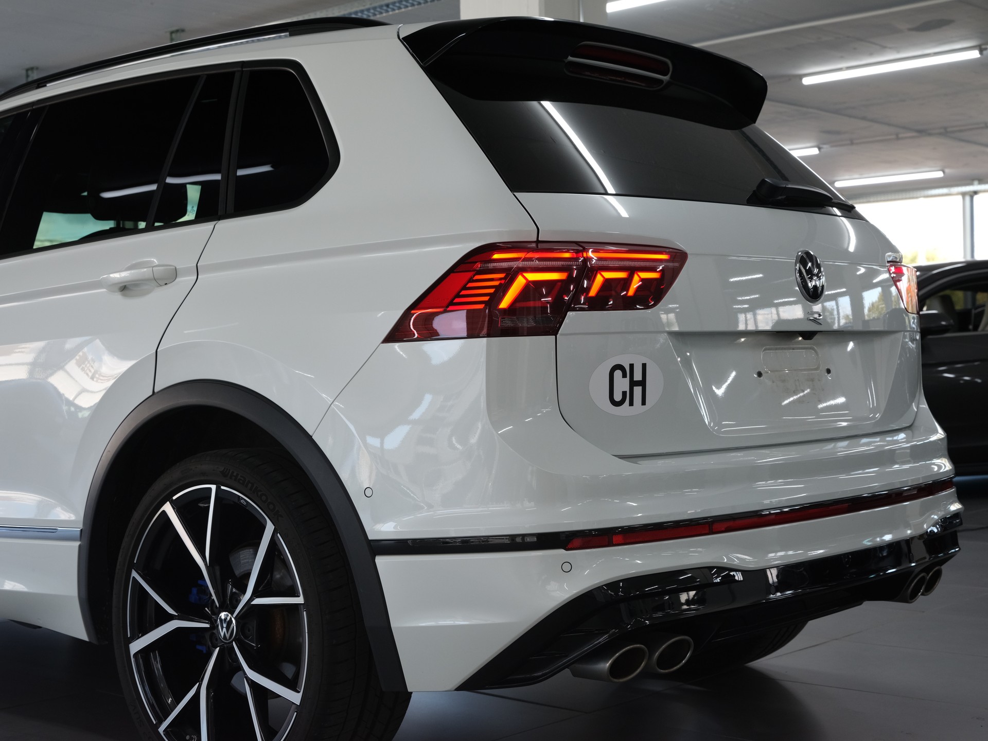 VW Tiguan 2.0TSI R 4Motion DSG *Head Up Display* *Harman & Kardon* *Panorama*-image-17