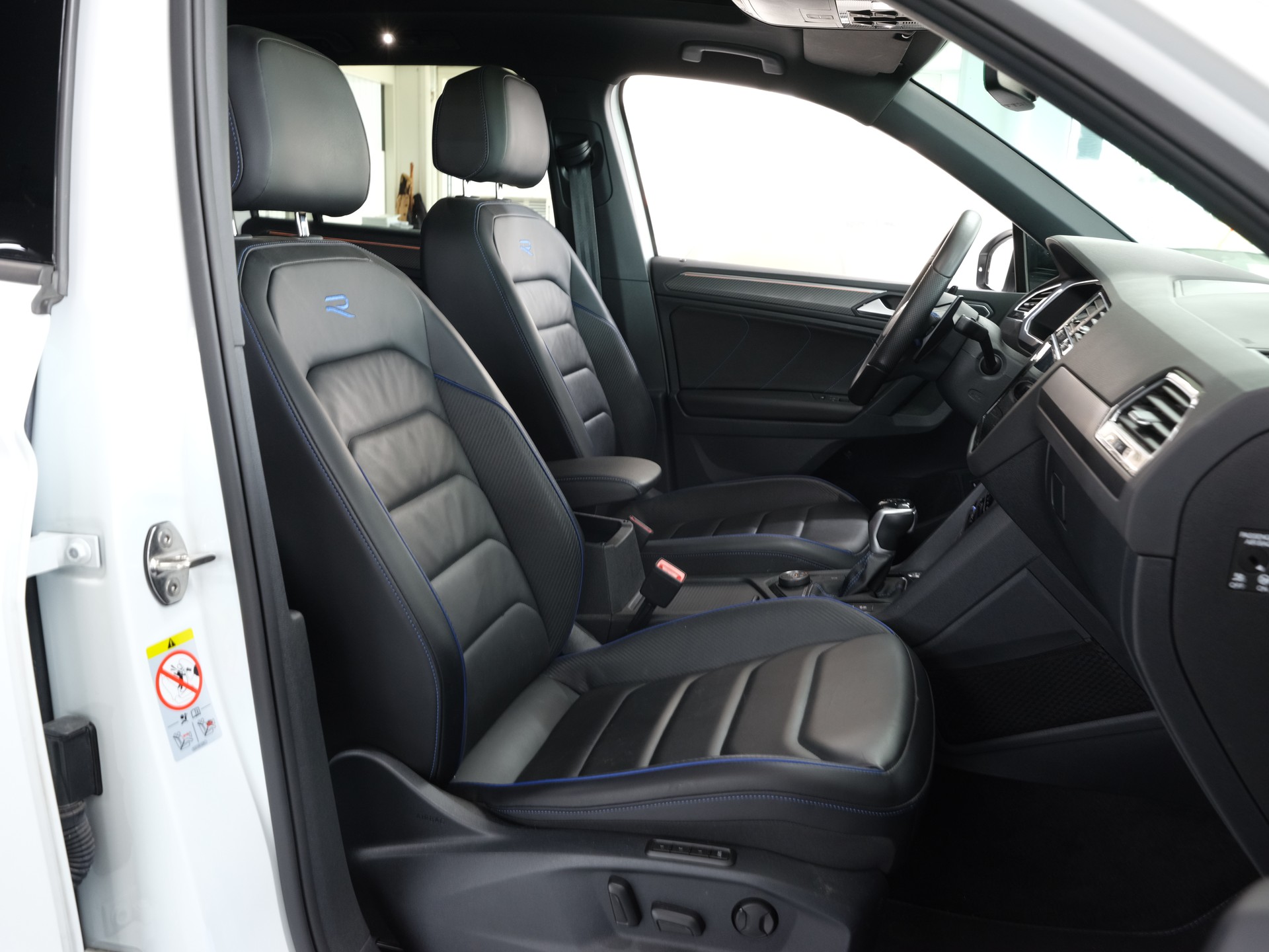 VW Tiguan 2.0TSI R 4Motion DSG *Head Up Display* *Harman & Kardon* *Panorama*-image-29