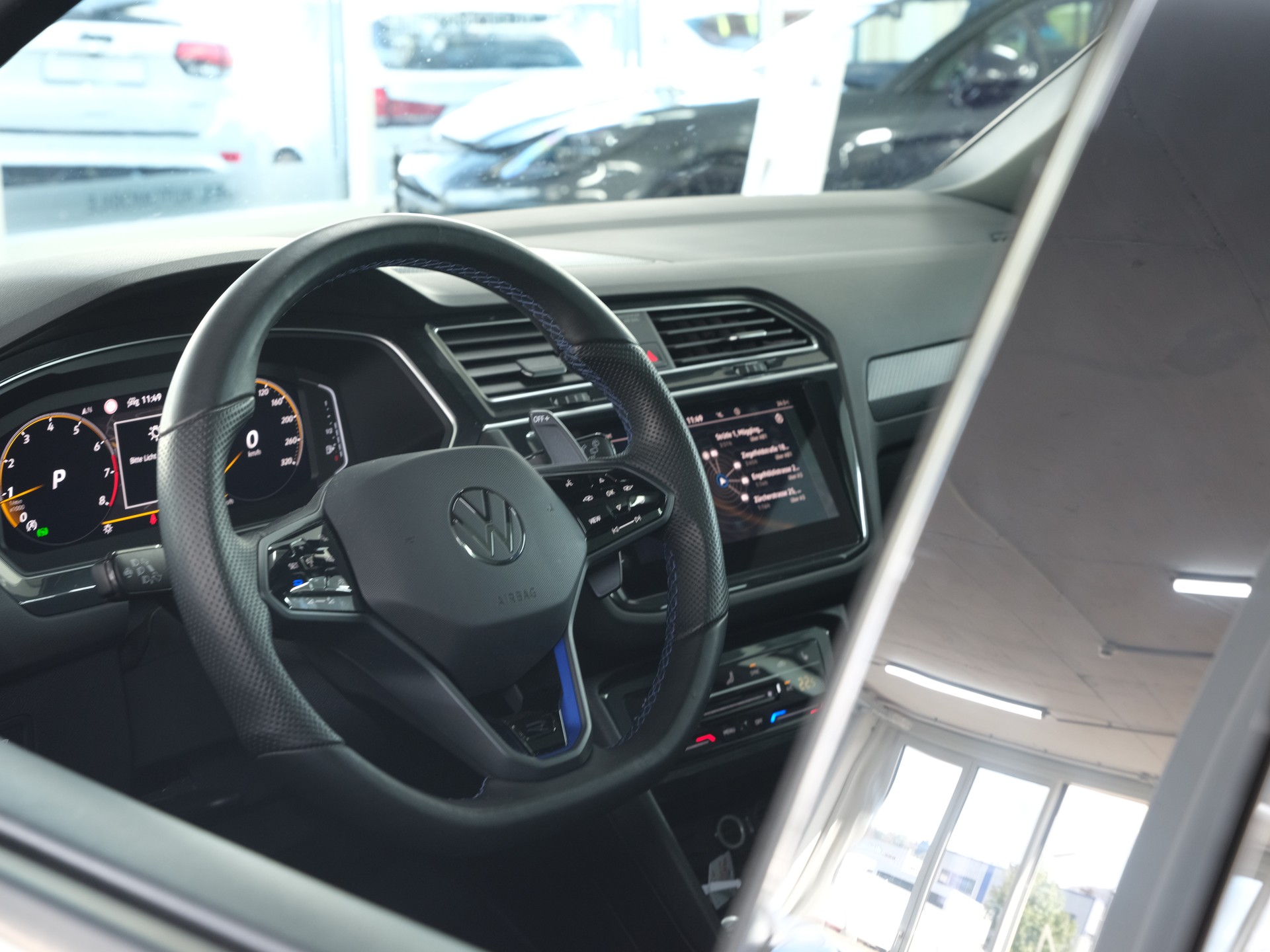 VW Tiguan 2.0TSI R 4Motion DSG *Head Up Display* *Harman & Kardon* *Panorama*-image-21