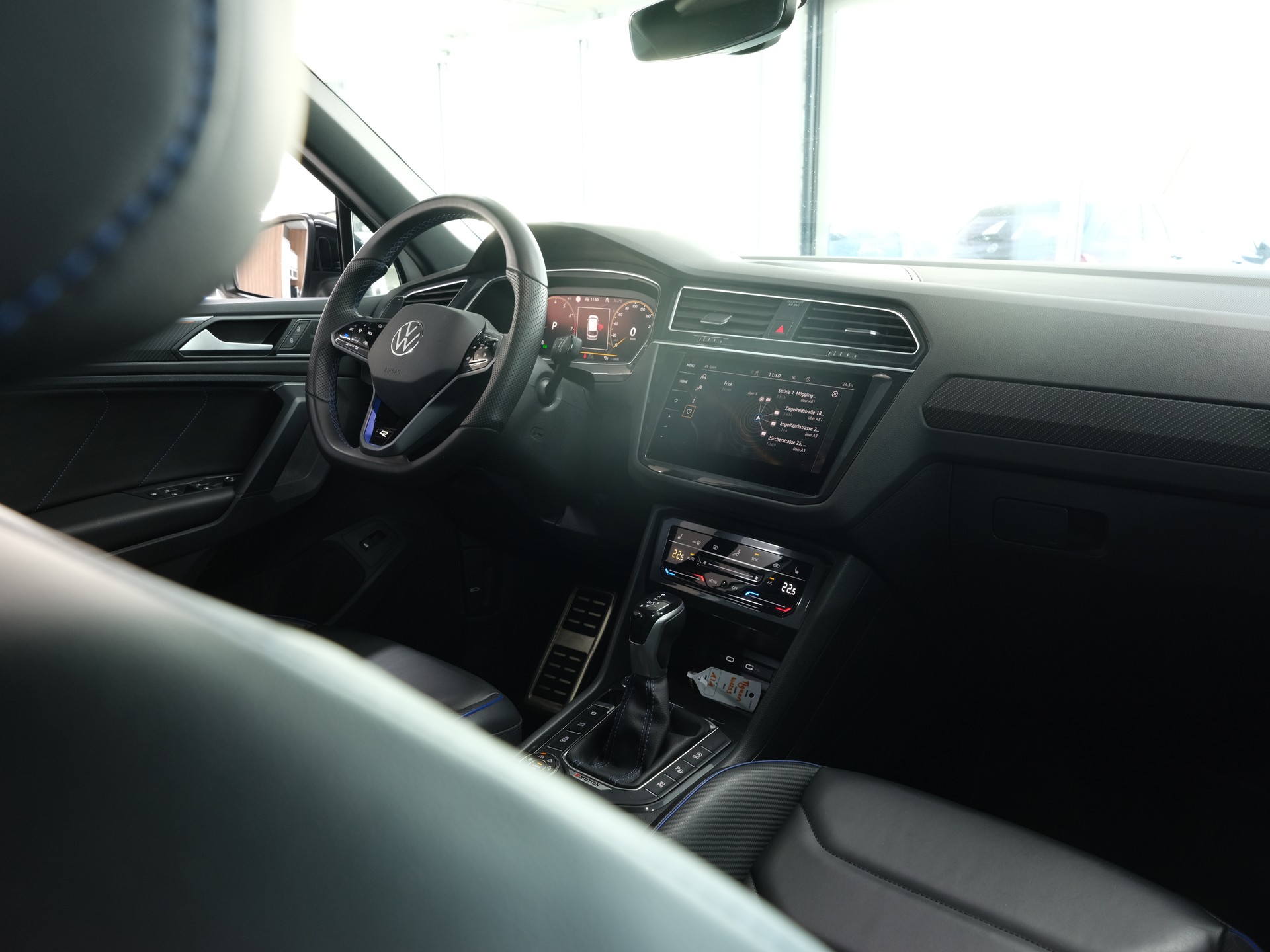 VW Tiguan 2.0TSI R 4Motion DSG *Head Up Display* *Harman & Kardon* *Panorama*-image-27