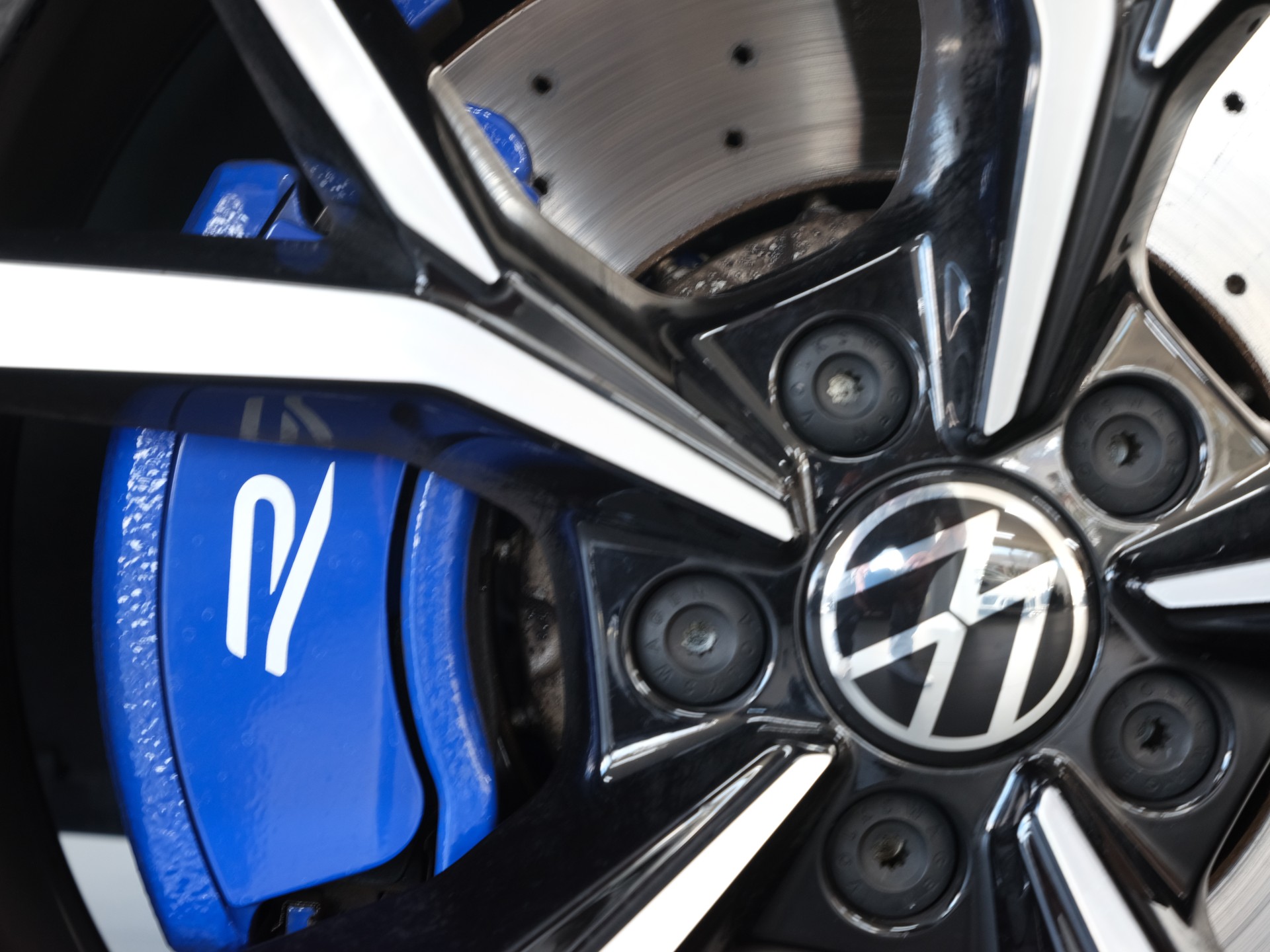 VW Tiguan 2.0TSI R 4Motion DSG *Head Up Display* *Harman & Kardon* *Panorama*-image-12