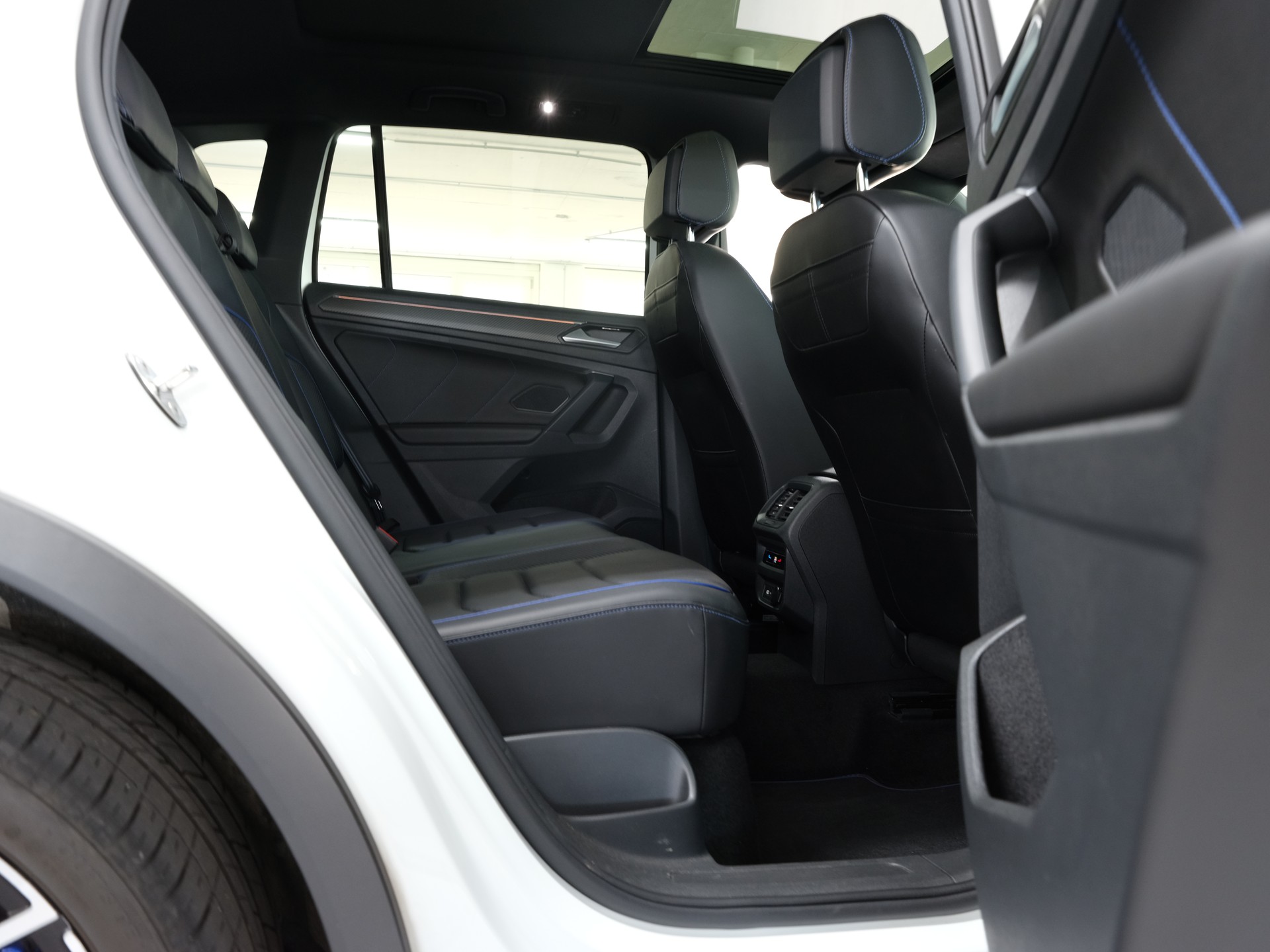 VW Tiguan 2.0TSI R 4Motion DSG *Head Up Display* *Harman & Kardon* *Panorama*-image-25