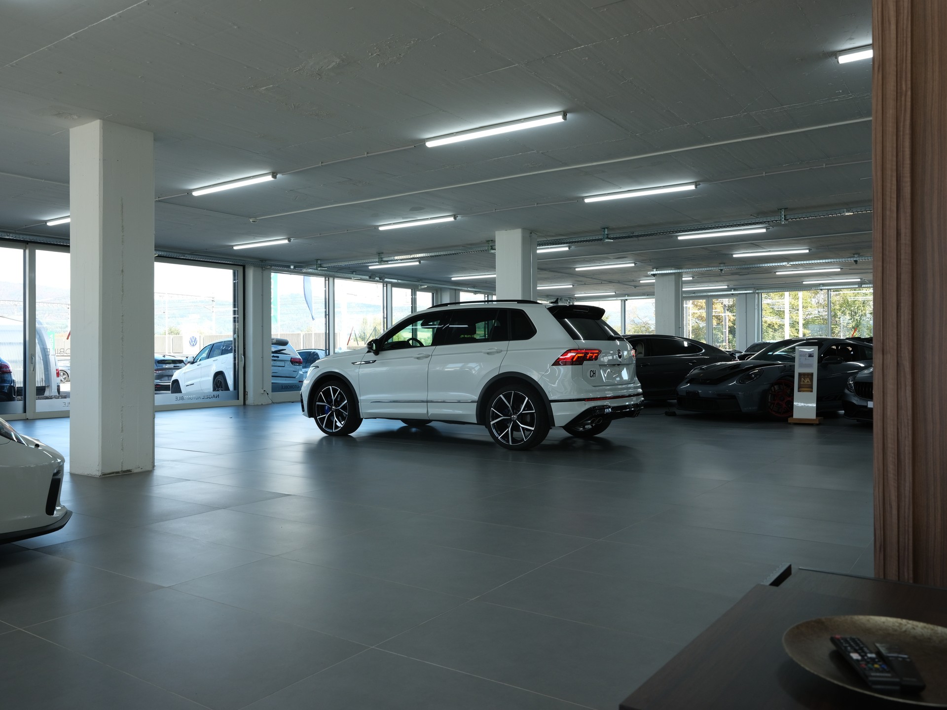 VW Tiguan 2.0TSI R 4Motion DSG *Head Up Display* *Harman & Kardon* *Panorama*-image-19
