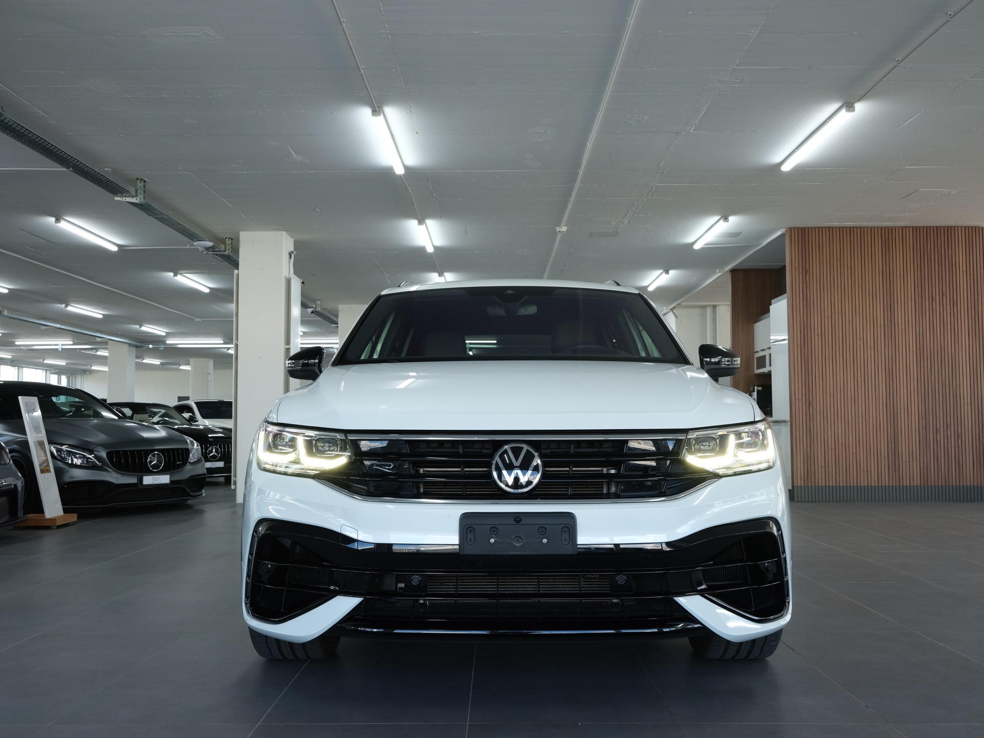VW Tiguan 2.0TSI R 4Motion DSG *Head Up Display* *Harman & Kardon* *Panorama*-image-9