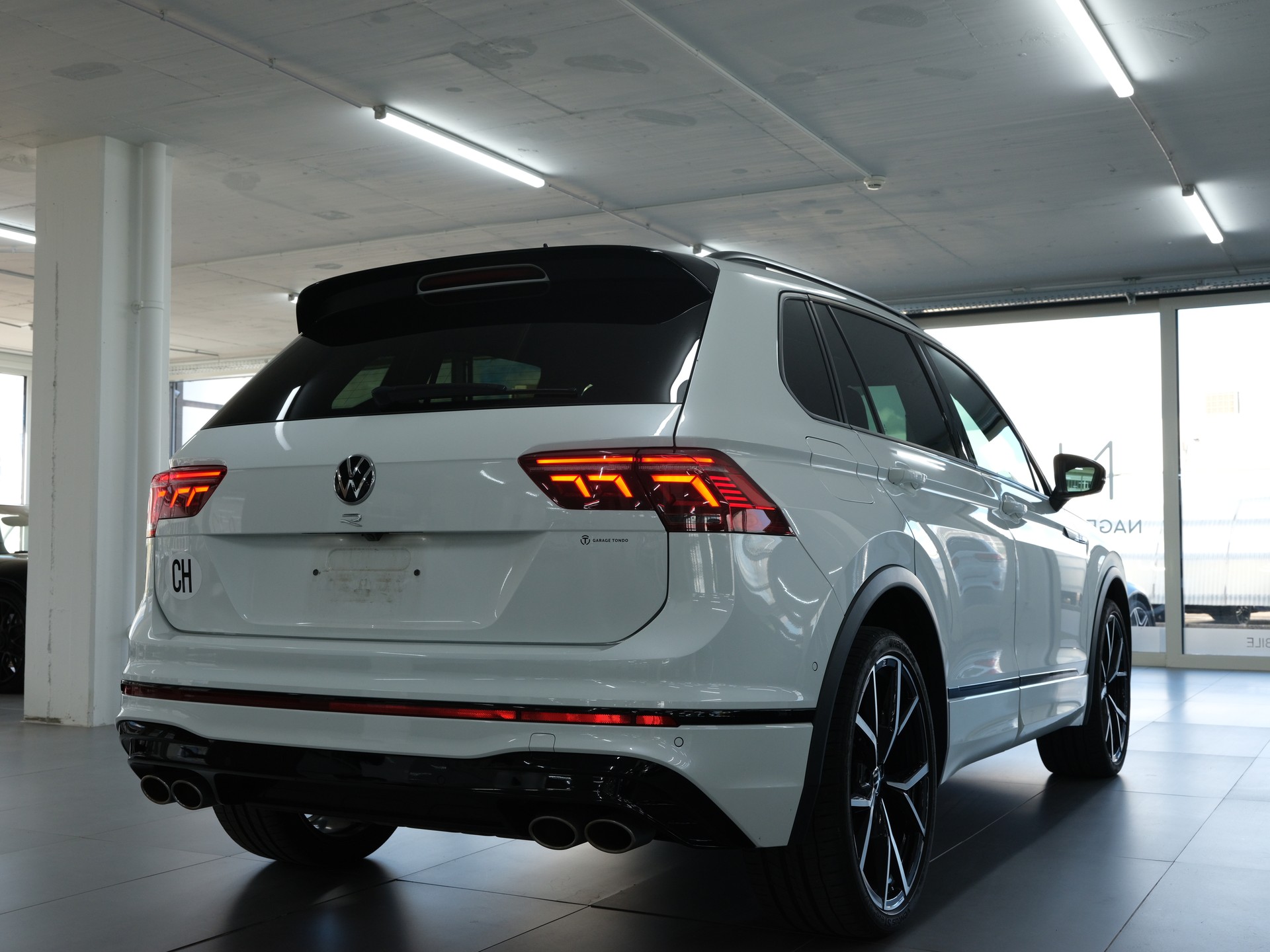 VW Tiguan 2.0TSI R 4Motion DSG *Head Up Display* *Harman & Kardon* *Panorama*-image-2