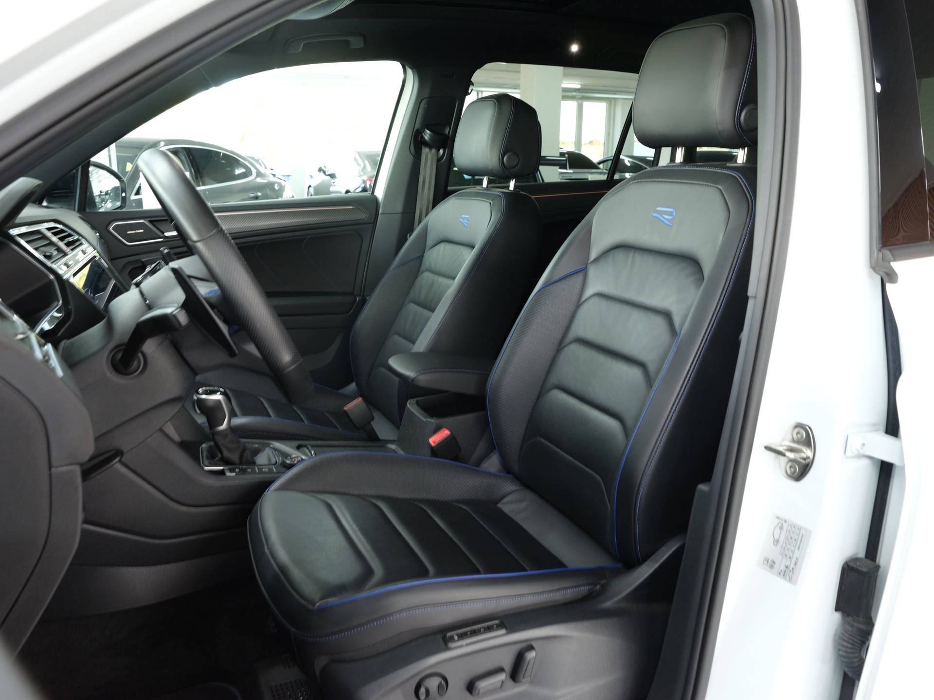 VW Tiguan 2.0TSI R 4Motion DSG *Head Up Display* *Harman & Kardon* *Panorama*-image-23