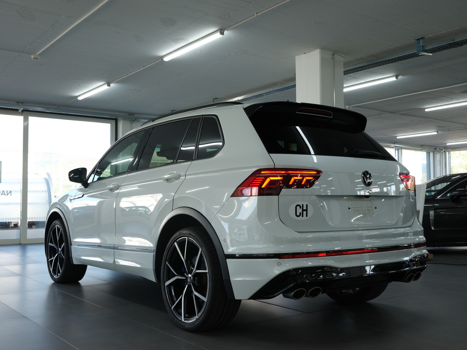 VW Tiguan 2.0TSI R 4Motion DSG *Head Up Display* *Harman & Kardon* *Panorama*-image-5