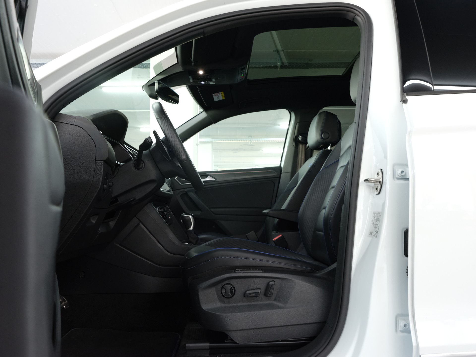 VW Tiguan 2.0TSI R 4Motion DSG *Head Up Display* *Harman & Kardon* *Panorama*-image-22