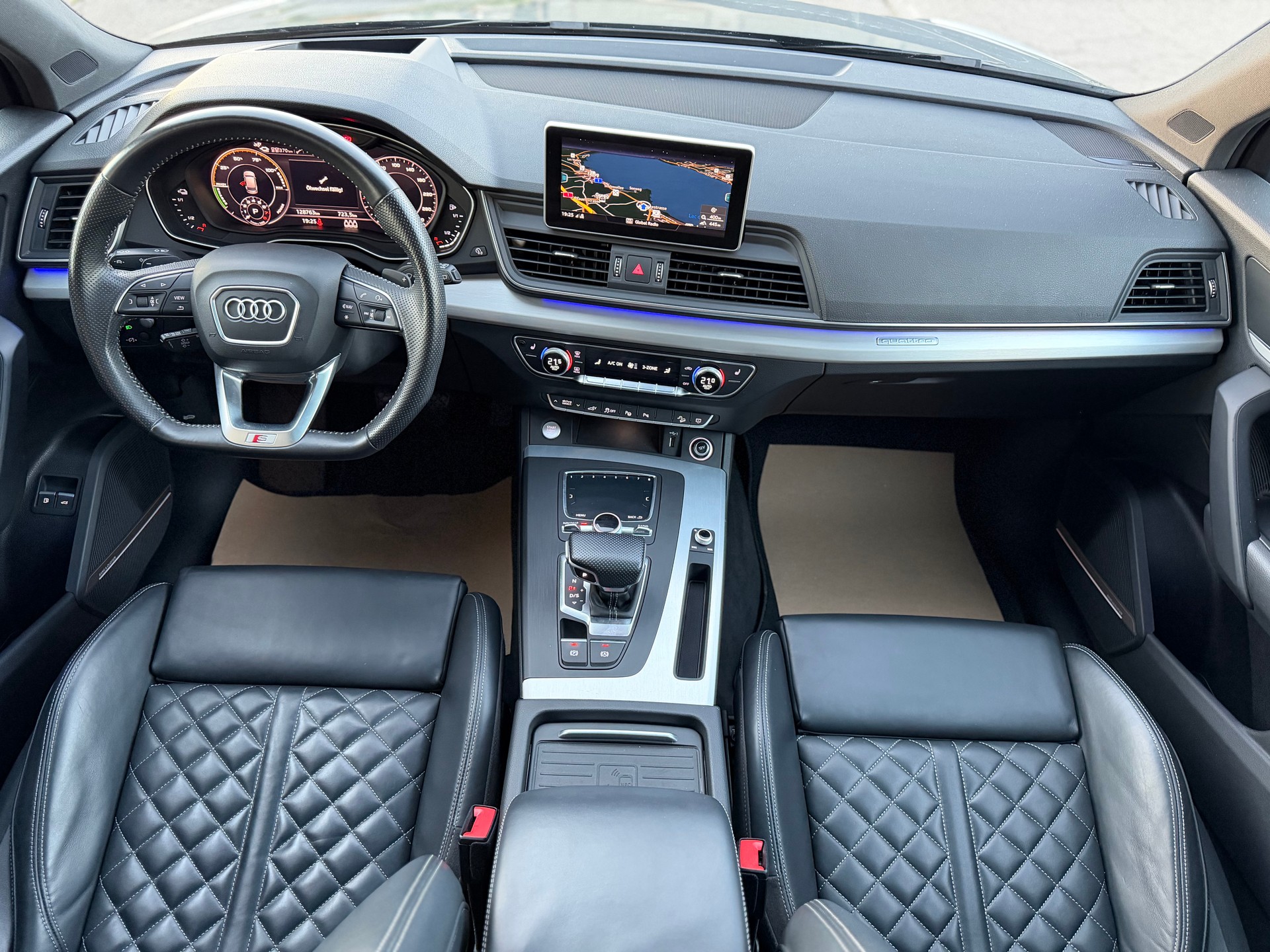 AUDI Q5 55 TFSI e sport quattro-image-12