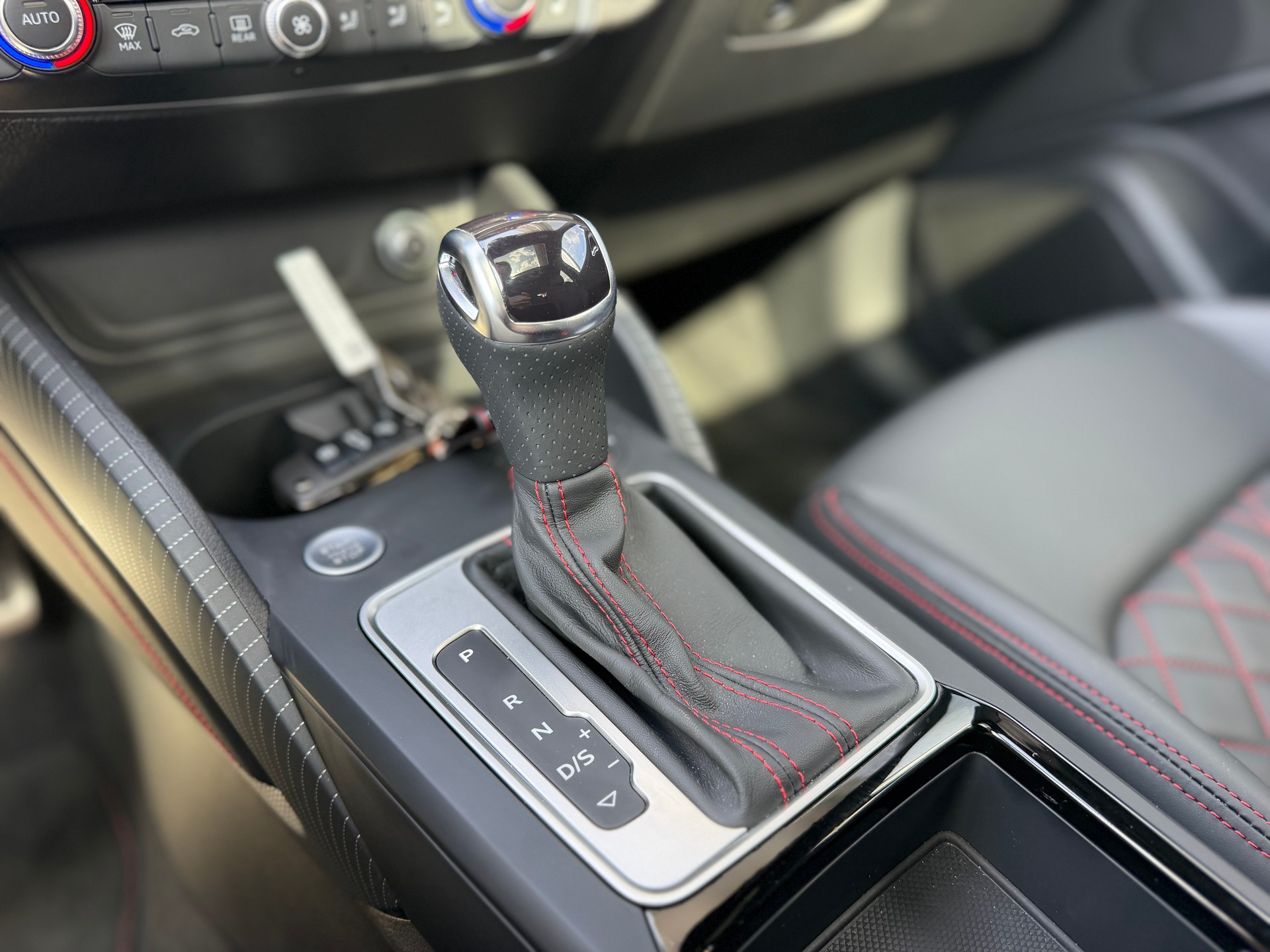 AUDI Q2 40 TFSI S line Attraction quattro S-tronic *S Line Competition - CH Auto*-image-32