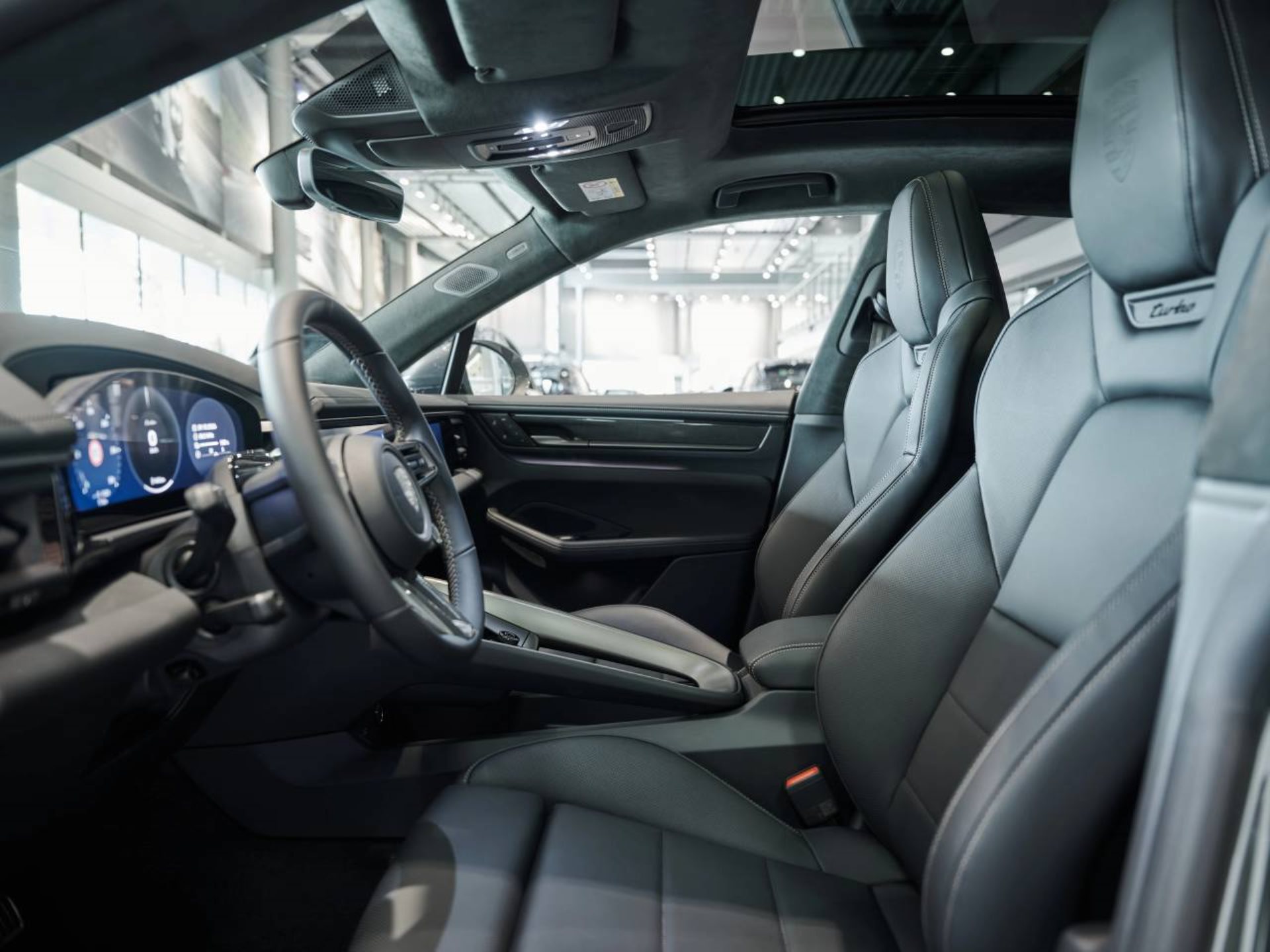 PORSCHE Macan Turbo-showroom-element-3