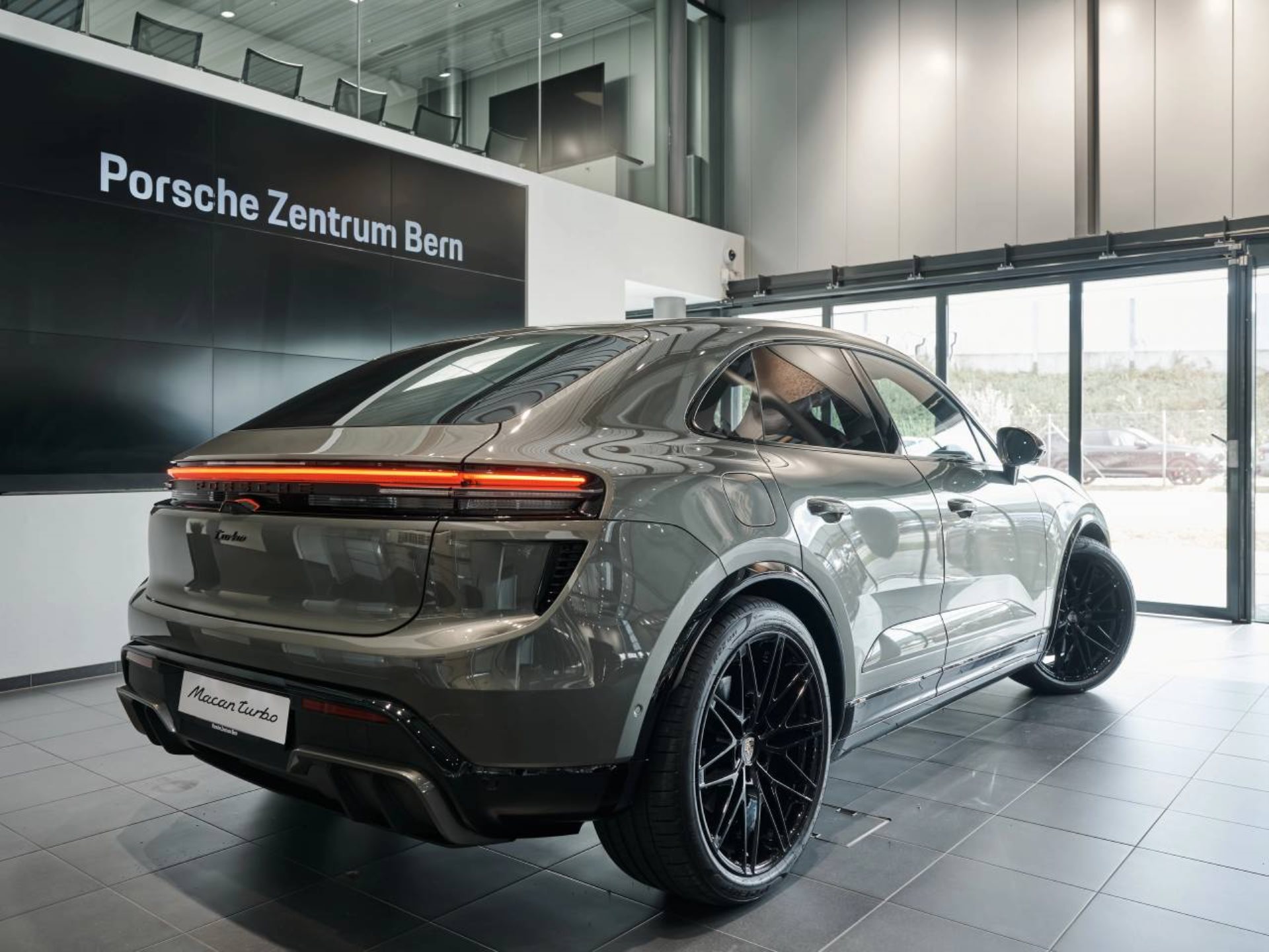 PORSCHE Macan Turbo-showroom-element-2