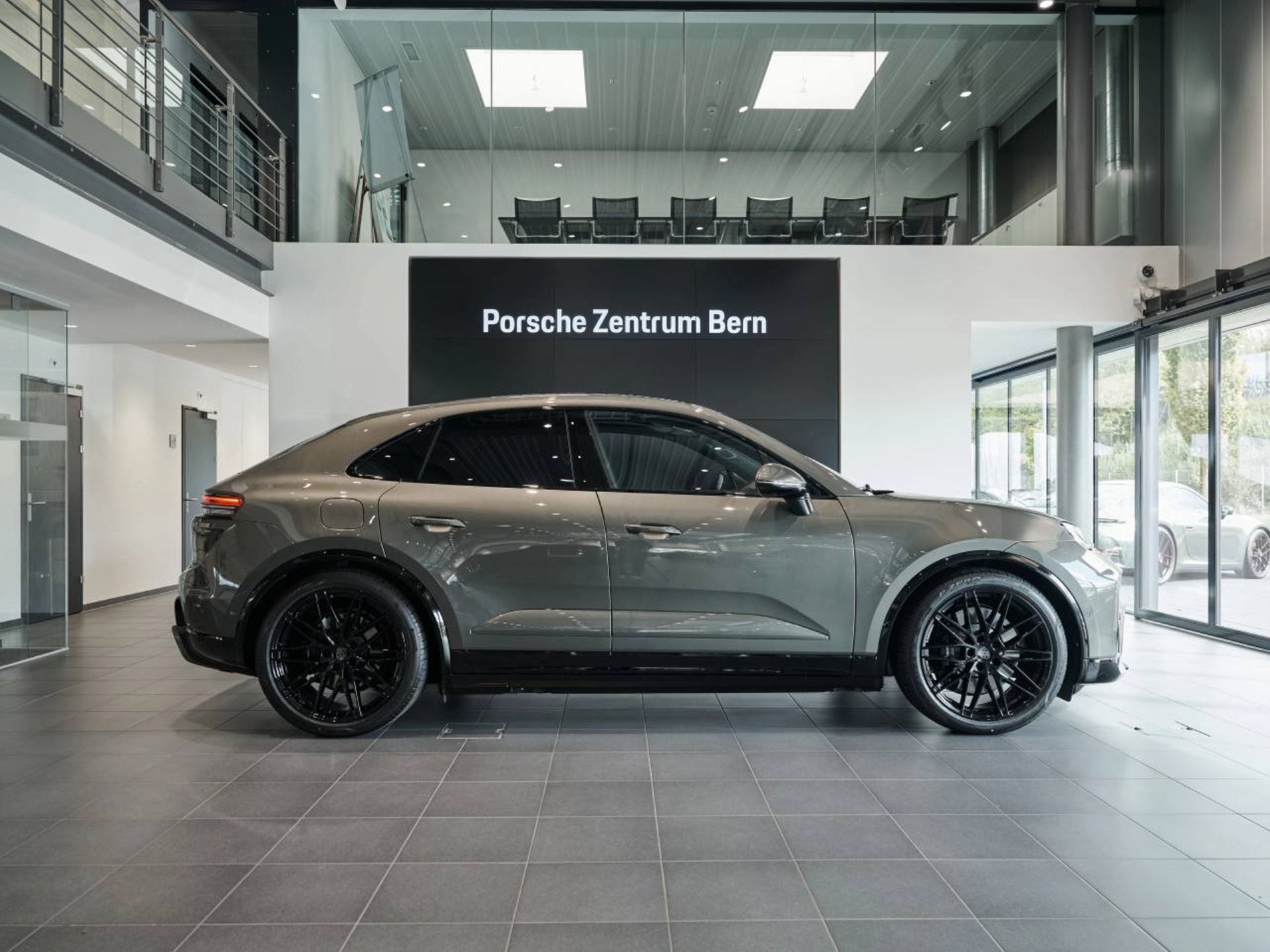 PORSCHE Macan Turbo-showroom-element-1