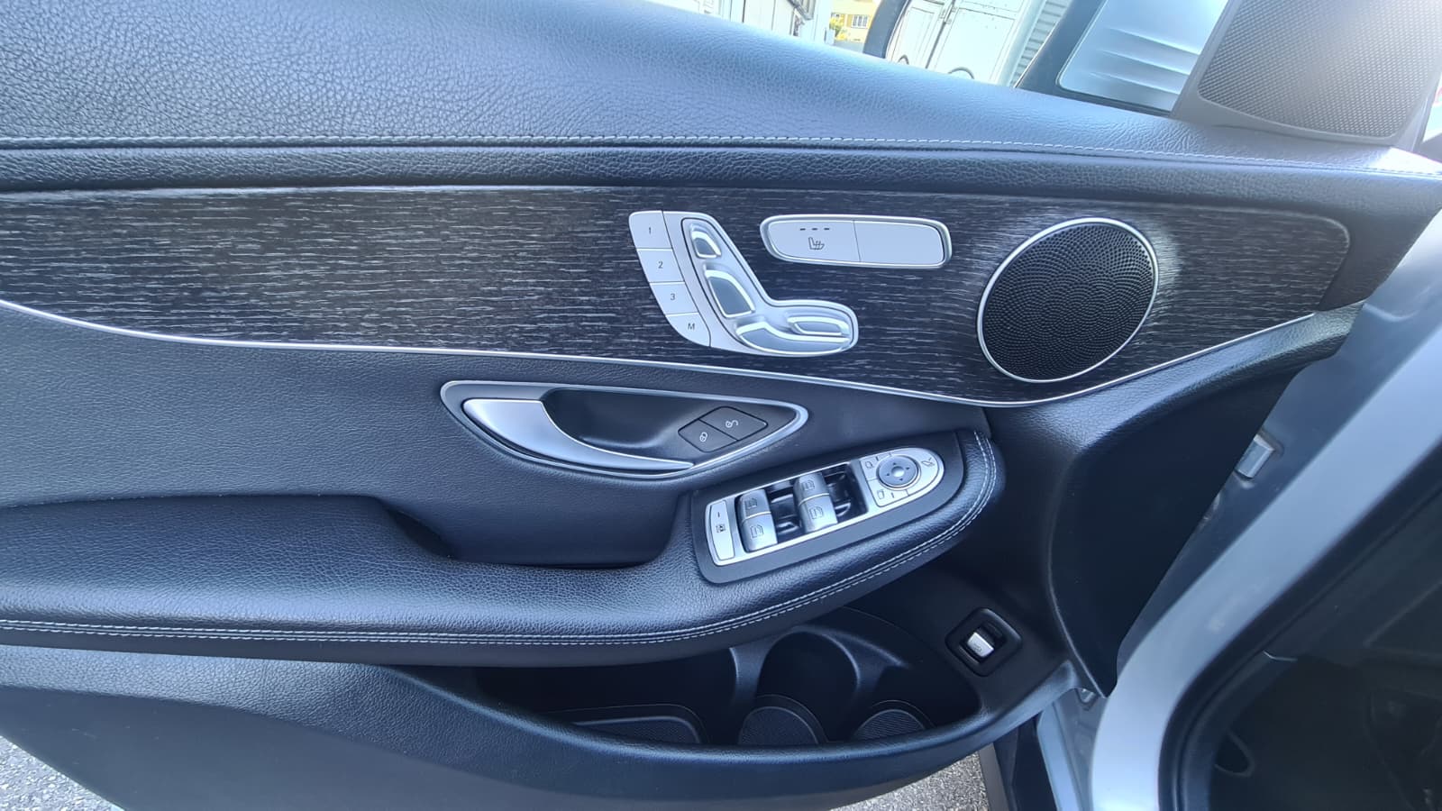 MERCEDES-BENZ GLC 220 d 4Matic 9G-Tronic ** Voll-Leder ** Panorama-Schiebedach ** Gr-Navi ** RF-Kamera 360° ** Sitzmemory ** Frisch Ab MFK **-image-12