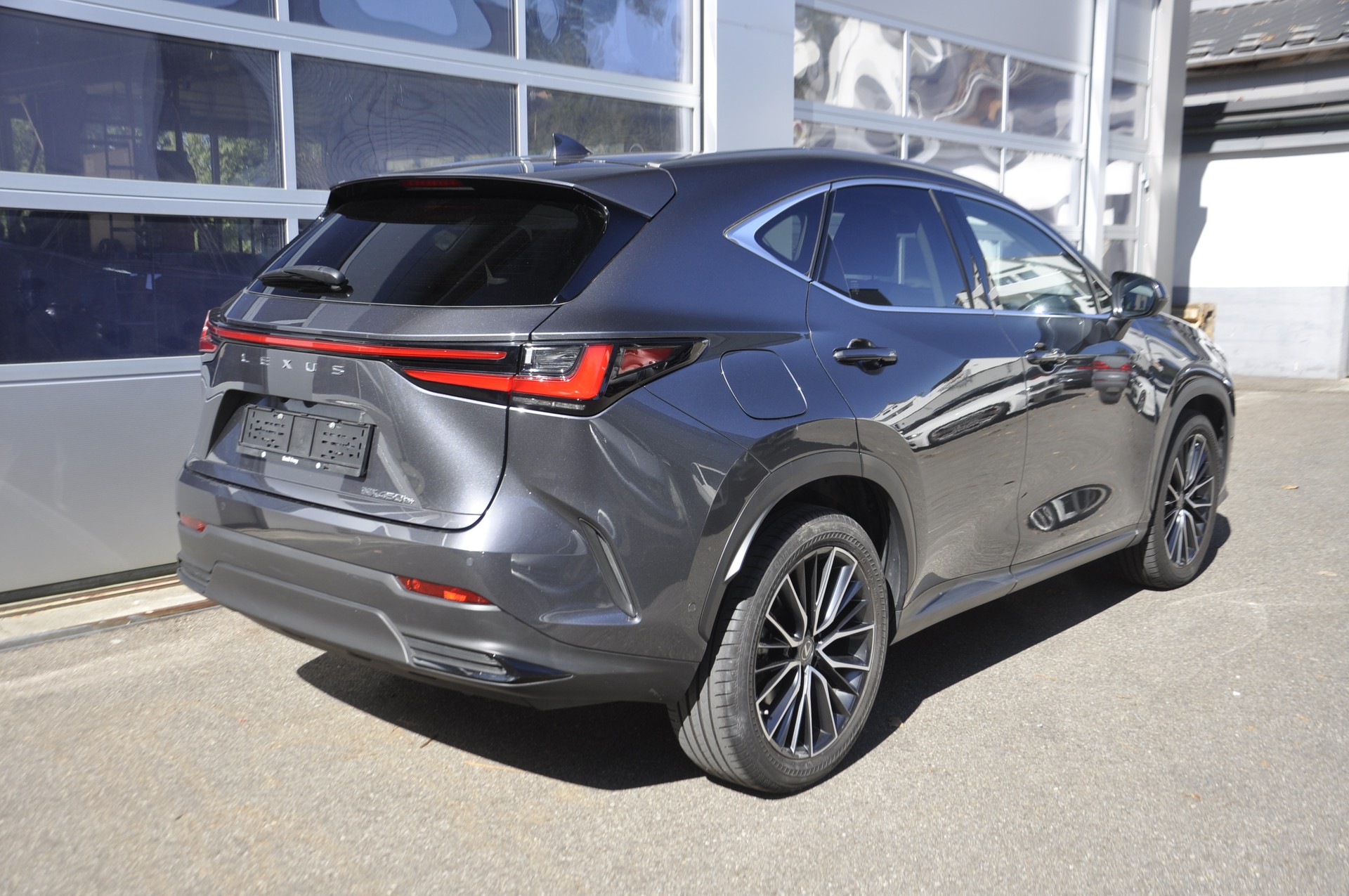 LEXUS NX 450h+ E-FOUR Excellence-image-2