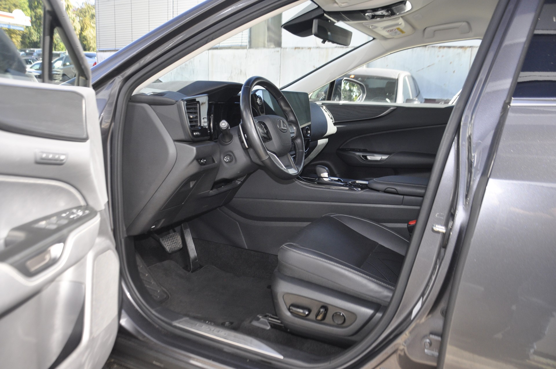 LEXUS NX 450h+ E-FOUR Excellence-image-3