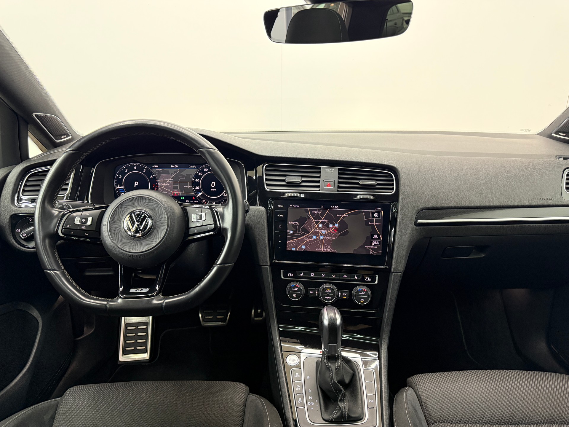 VW Golf 2.0 TSI R 4Motion DSG-image-25
