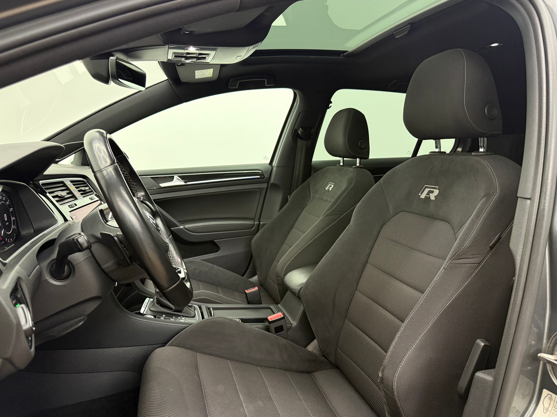 VW Golf 2.0 TSI R 4Motion DSG-image-19