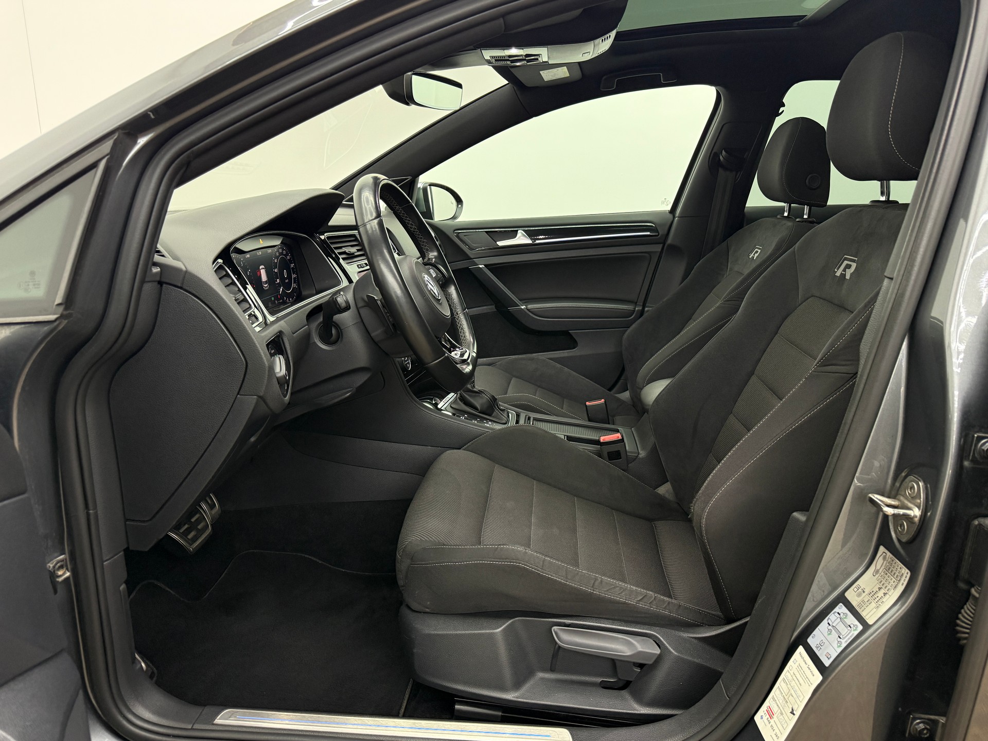 VW Golf 2.0 TSI R 4Motion DSG-image-18
