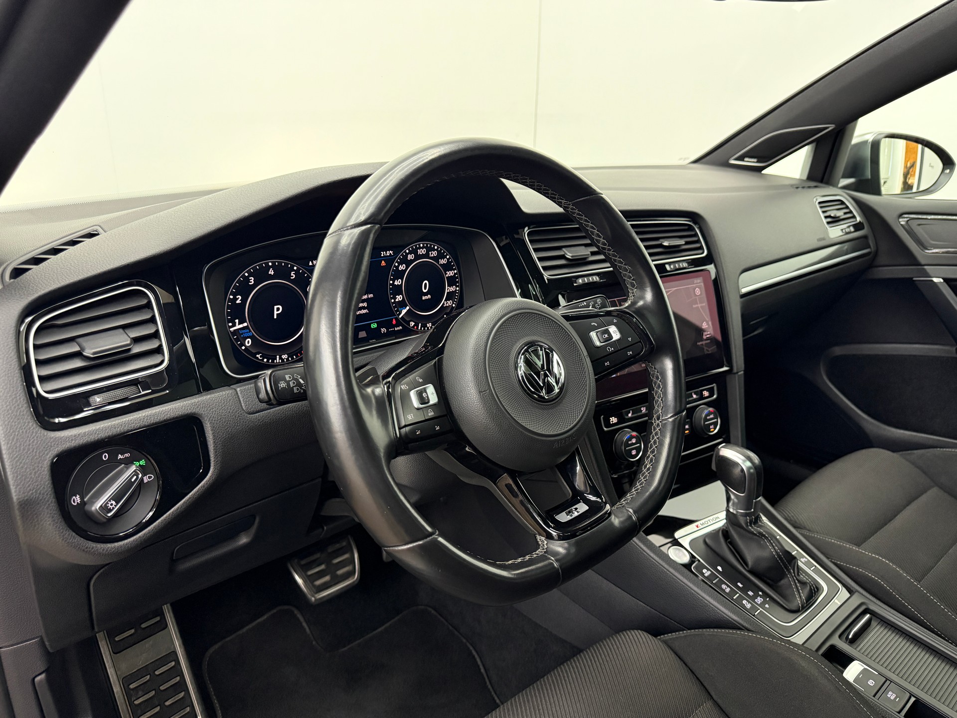 VW Golf 2.0 TSI R 4Motion DSG-image-27