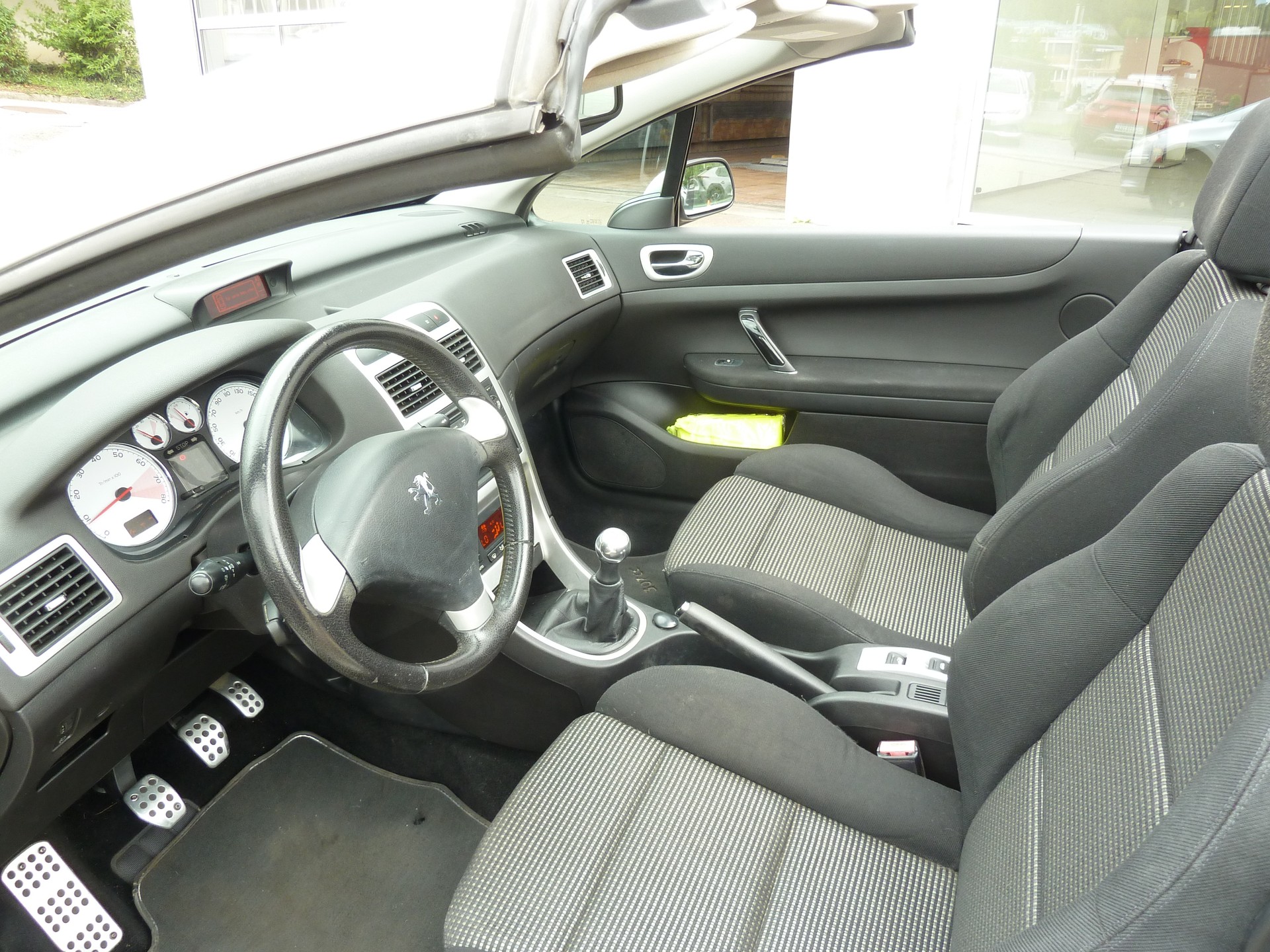 PEUGEOT 308 CC 2.0 HDI Allure-image-5