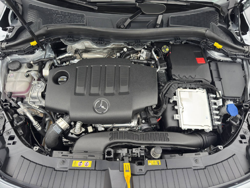 MERCEDES-BENZ GLA 220 d AMG Line 4Matic Swiss Star-image-9