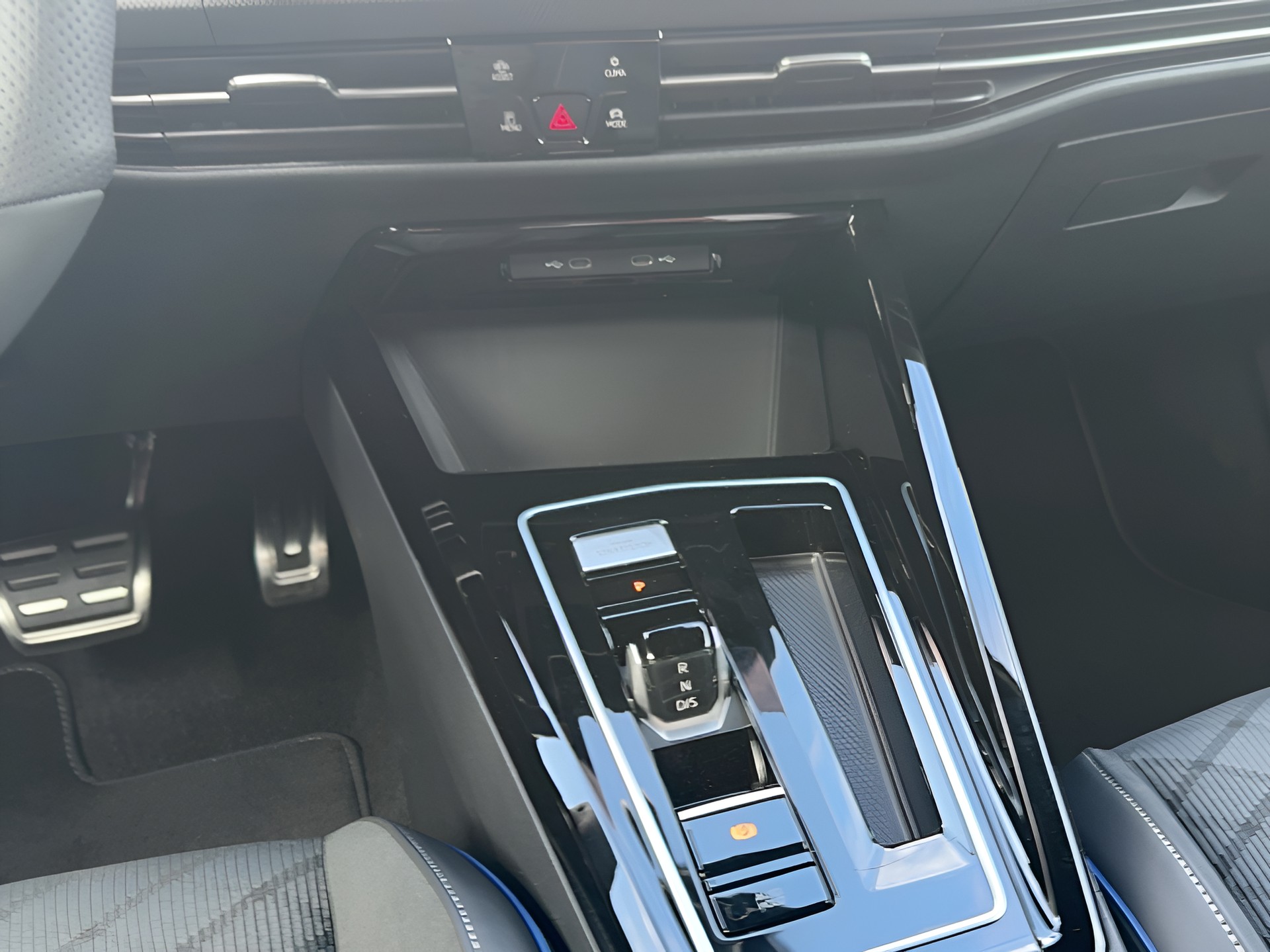 VW Golf Variant 1.5 eTSI mHEV R-Line DSG-image-14