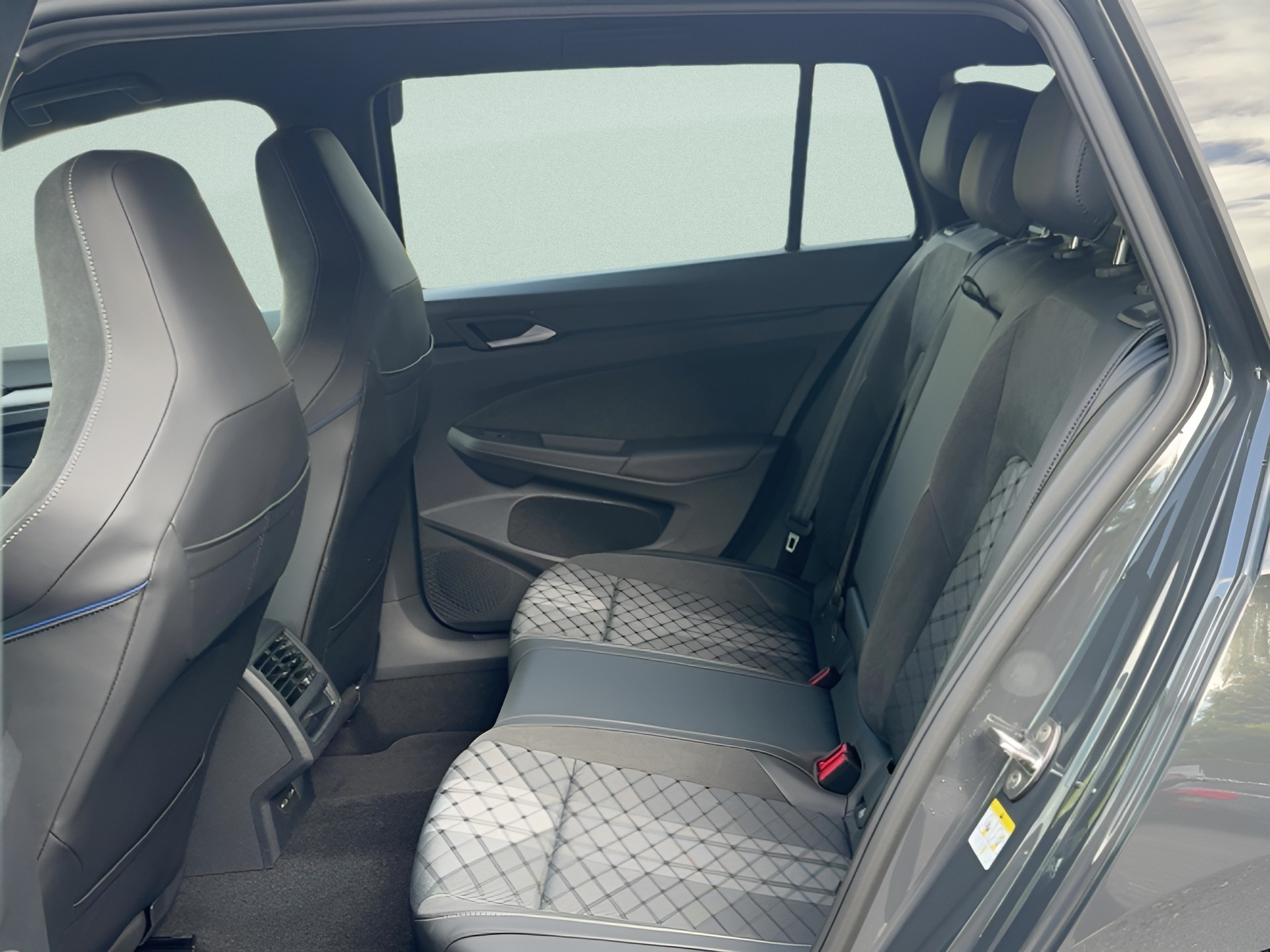 VW Golf Variant 1.5 eTSI mHEV R-Line DSG-image-17
